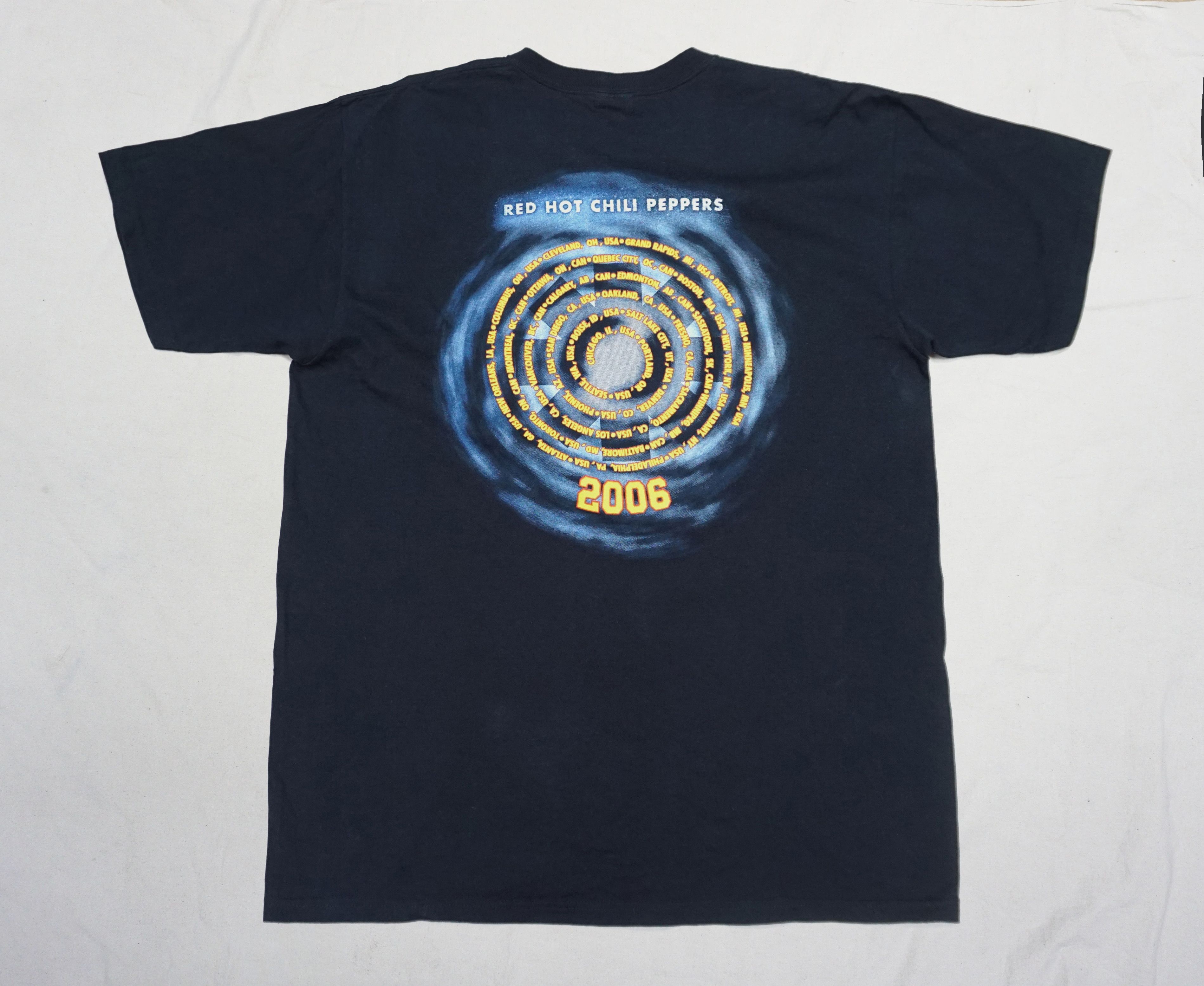 Band Tees × Vintage 00's Red Hot Chilli Peppers "Stadium Arcadium Tour" T-shirt Size US L / EU 52-54 / 3 - 7 Thumbnail