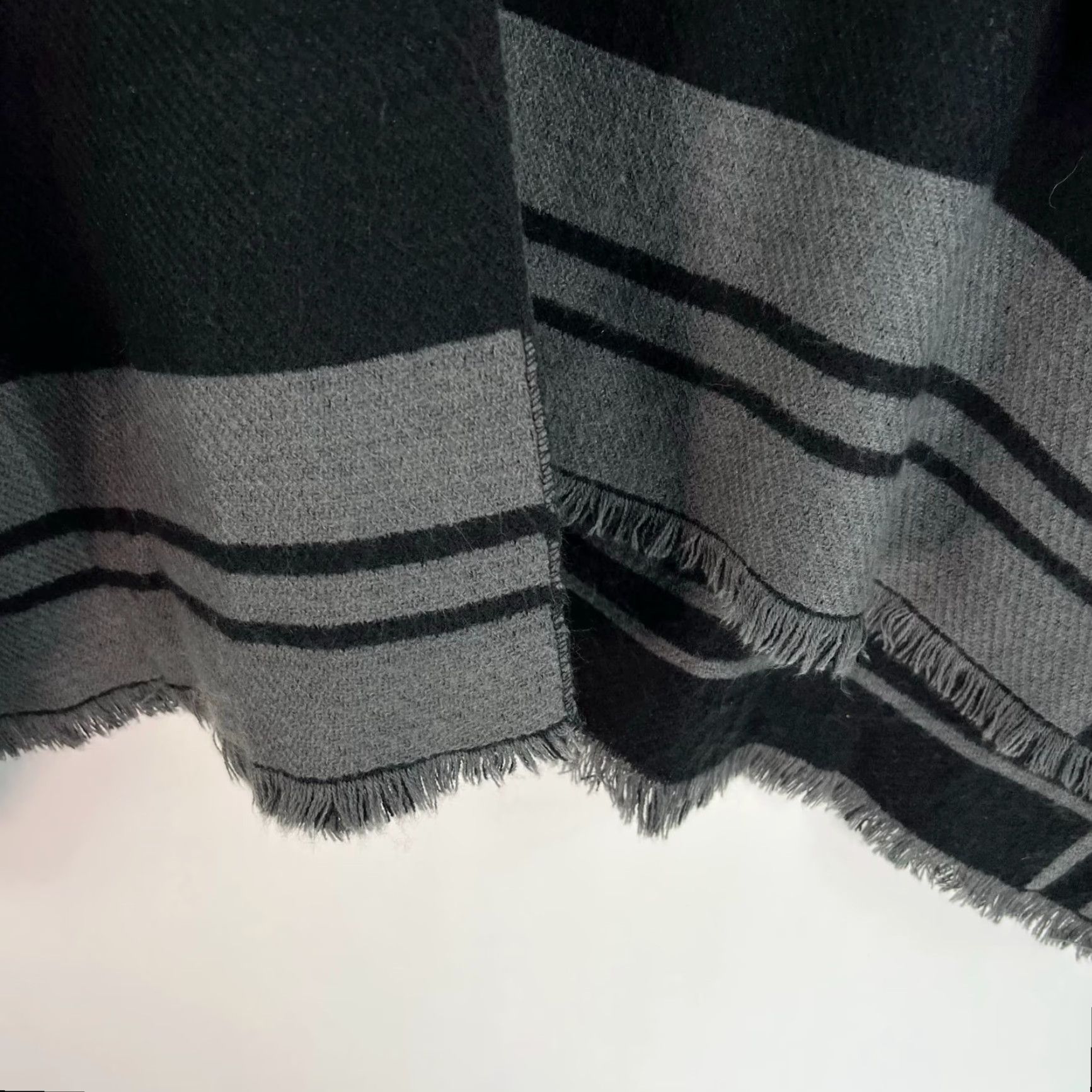 Vintage Geometric Black Cat Poncho Shrug Women Large Gray Acrylic Wool Blend Fringed 80s Size ONE SIZE - 4 Thumbnail