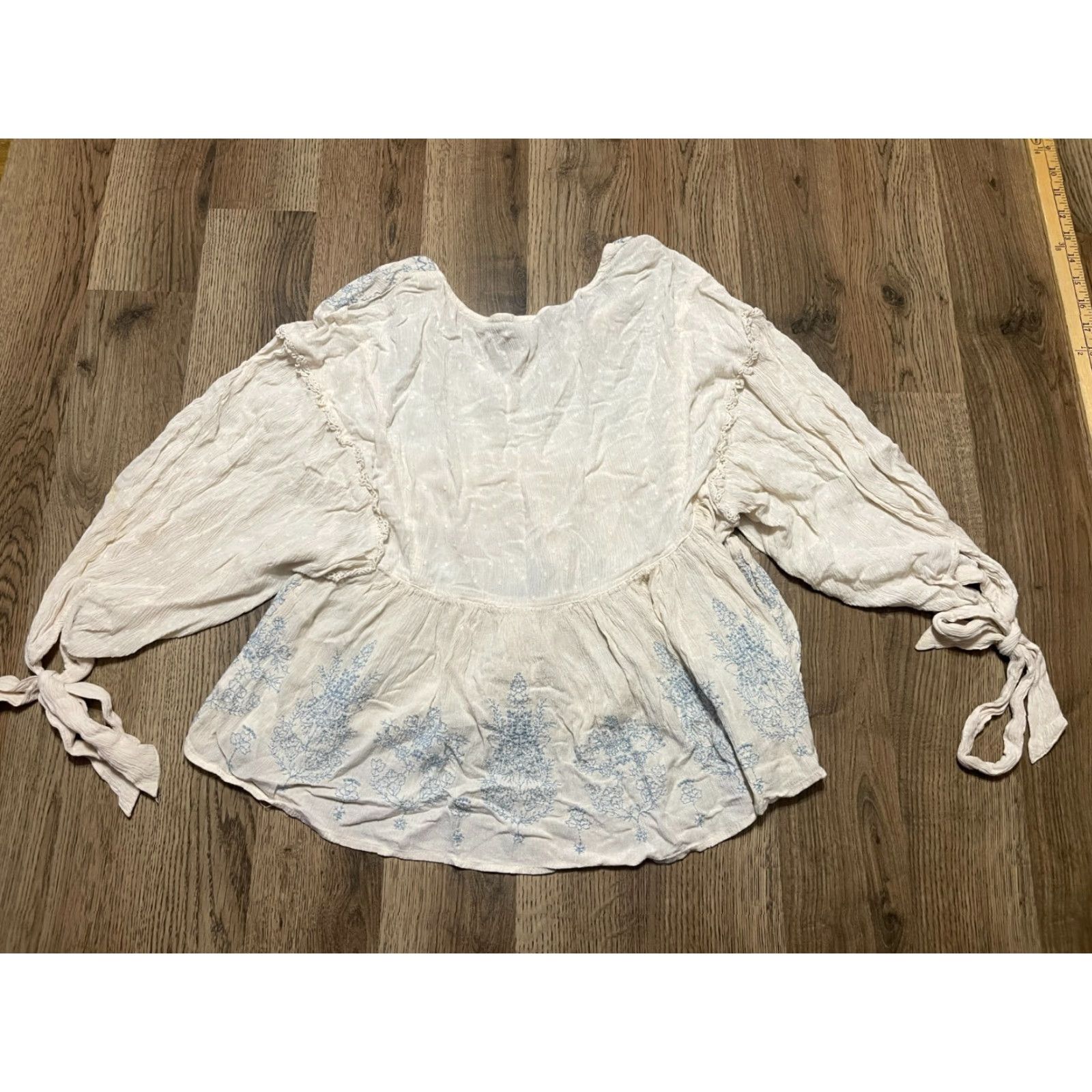 American Eagle Outfitters American Eagle Shirt Women's Small Beige Blue V-neck 3/4 Sleeve Tie Sleeve Size S / US 4 / IT 40 - 2 Thumbnail