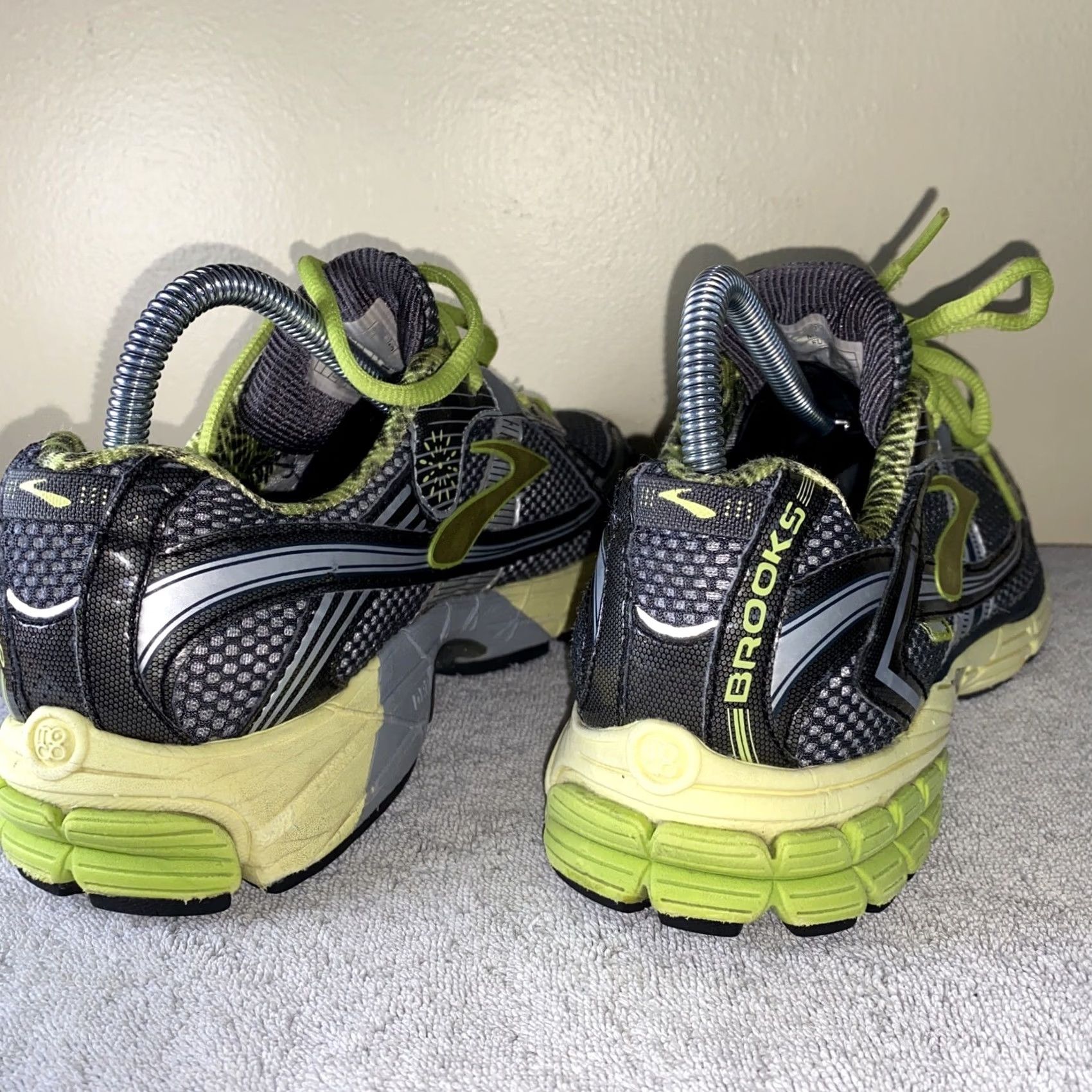 Brooks BROOKS Ravenna Women’s Sneaker 8.5 Grey Neon Green Brook Ravenna Gray Nike? Size US 9 / IT 39 - 6 Thumbnail
