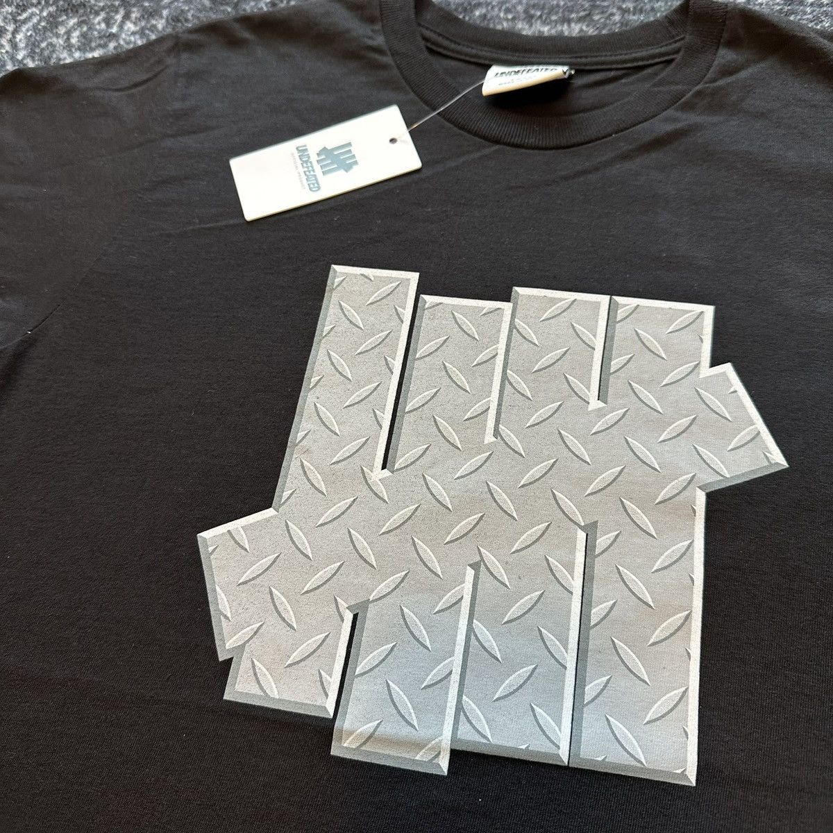 Undefeated Undefeated Diamond Plate Strike Tee Brand New Small Size US S / EU 44-46 / 1 - 2 Thumbnail