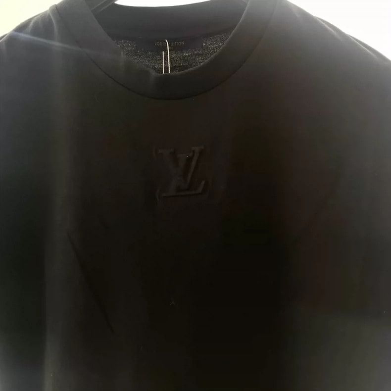Louis Vuitton LOUIS VUITTON Embossed logo short sleeve 2504-Nextarrow Size US M / EU 48-50 / 2 - 3 Thumbnail