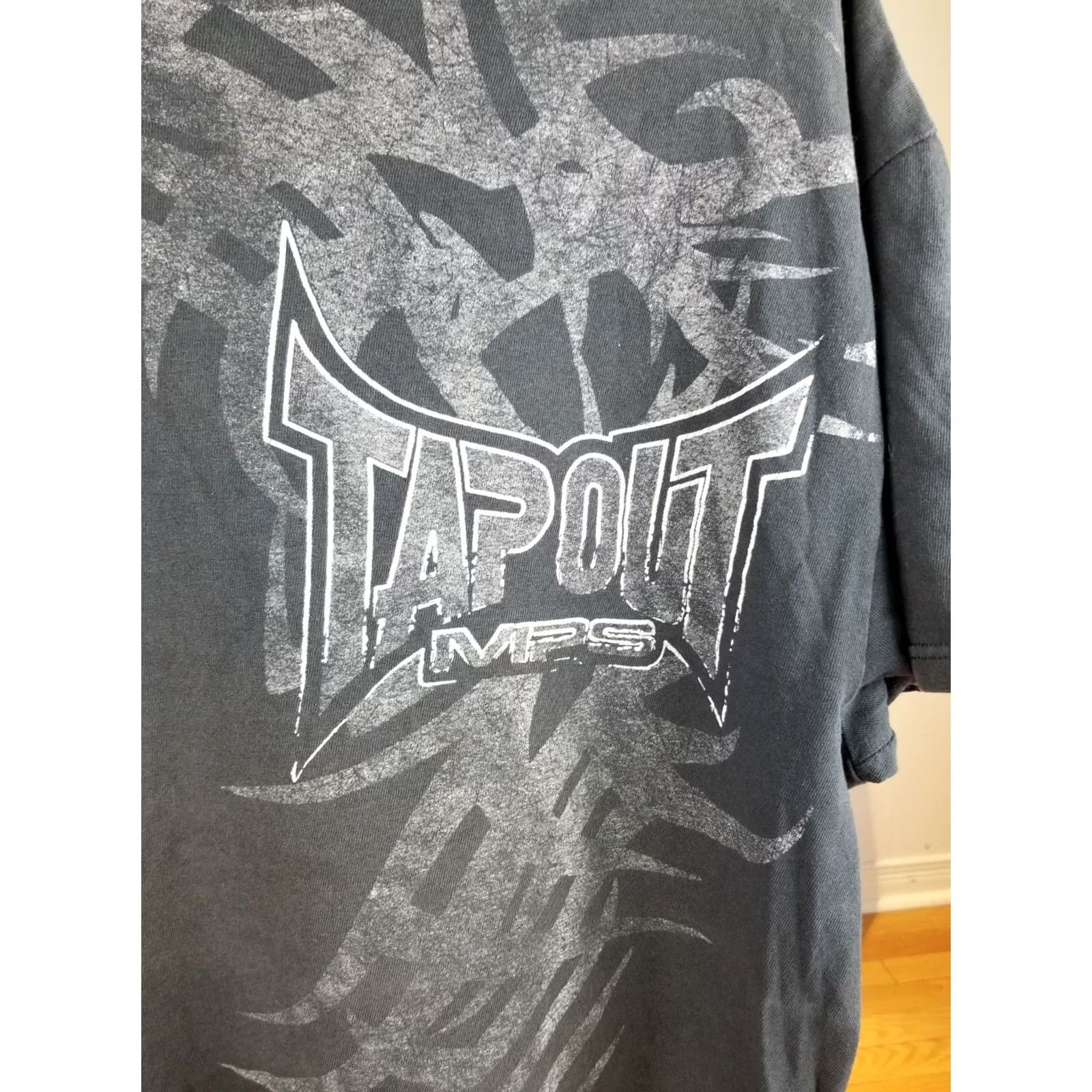 Tapout VINTAGE KENTUCKY WILDCATS NCAA STRIPED T-SHIRT SZ LARGE BLACK COTTON MENS Size US XXL / EU 58 / 5 - 2 Thumbnail