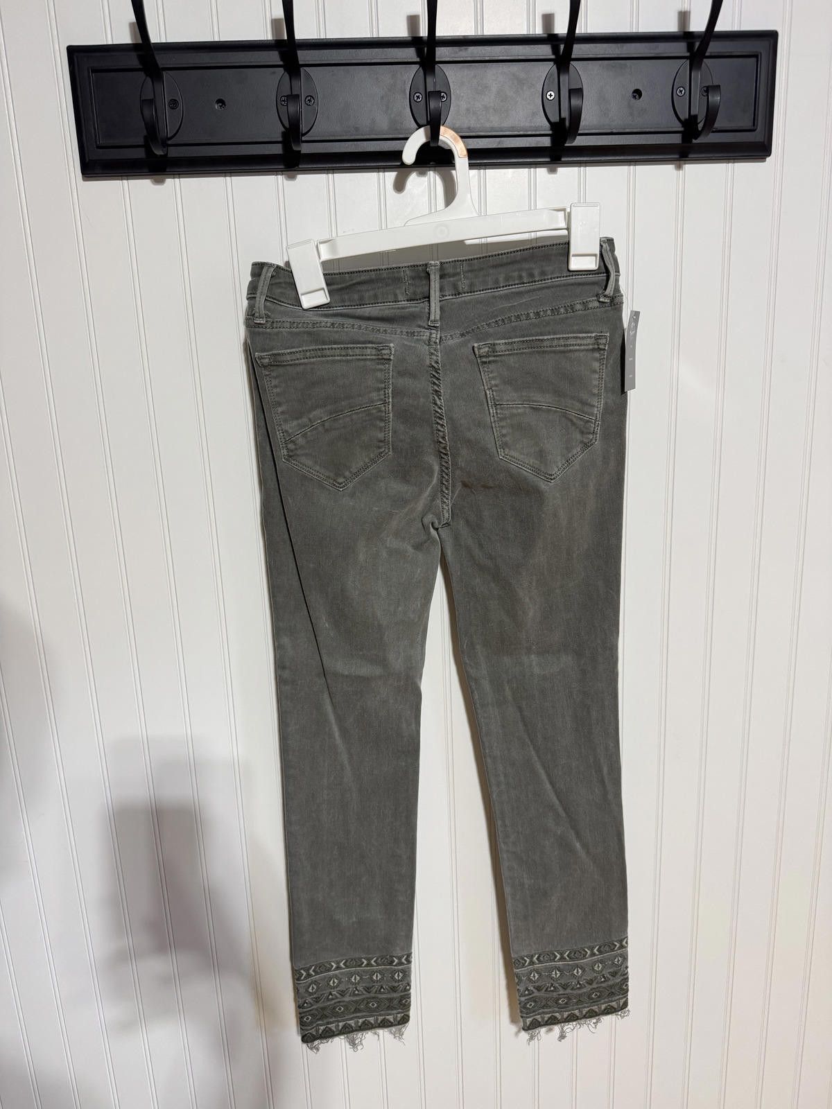 Other Driftwood Jackie Grey Embroidered Raw Hem Skinny Jeans 26x27 Size 26" / US 2 / IT 38 - 2 Thumbnail
