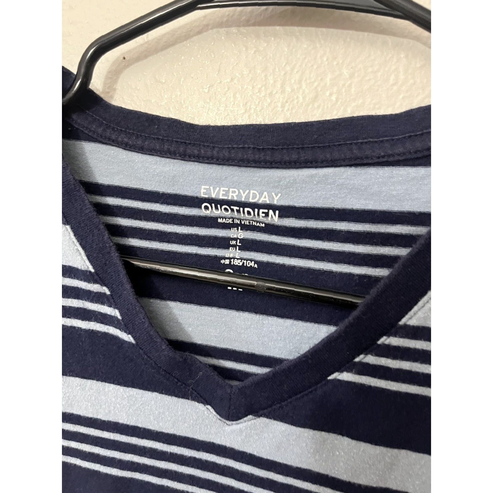 Gap VINTAGE Gap T-Shirt Large Blue Striped Short Sleeve V-Neck Men's Everyday Quantidien Size US L / EU 52-54 / 3 - 3 Thumbnail