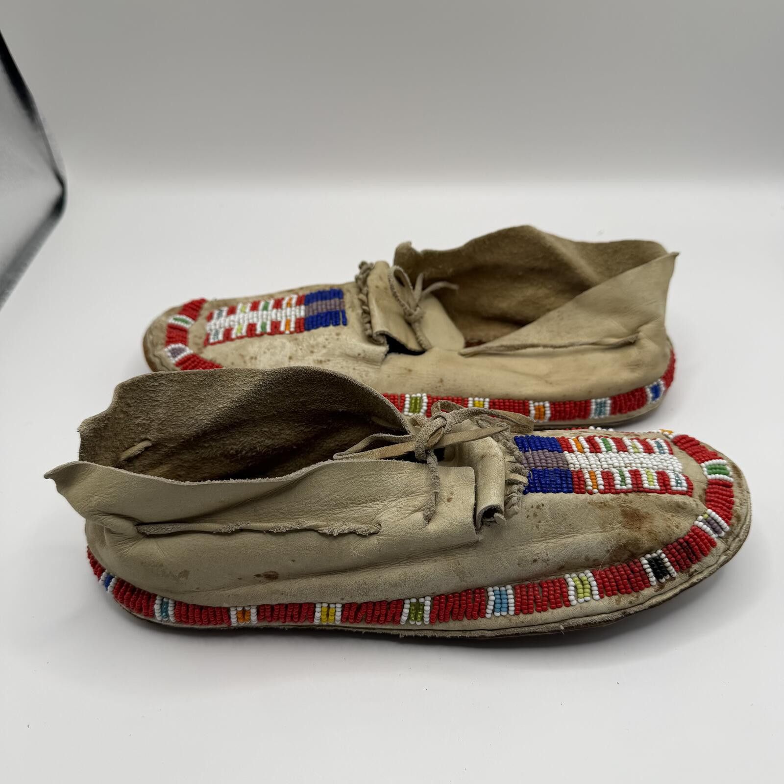 The Unbranded Brand Northern Plains Moccasins Unisex Sioux Plains Hide Beaded Size ONE SIZE - 5 Thumbnail