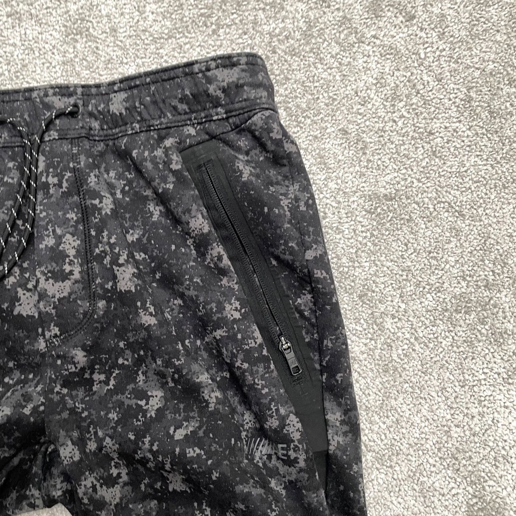 American Eagle Outfitters American Eagle Outfitters Jogger Pants Mens S Black Camouflage Lightweight Fleece 28x27.5 Zip Pocket Athletic Year-Round All Measurements in Photos Size US 29 - 5 Thumbnail