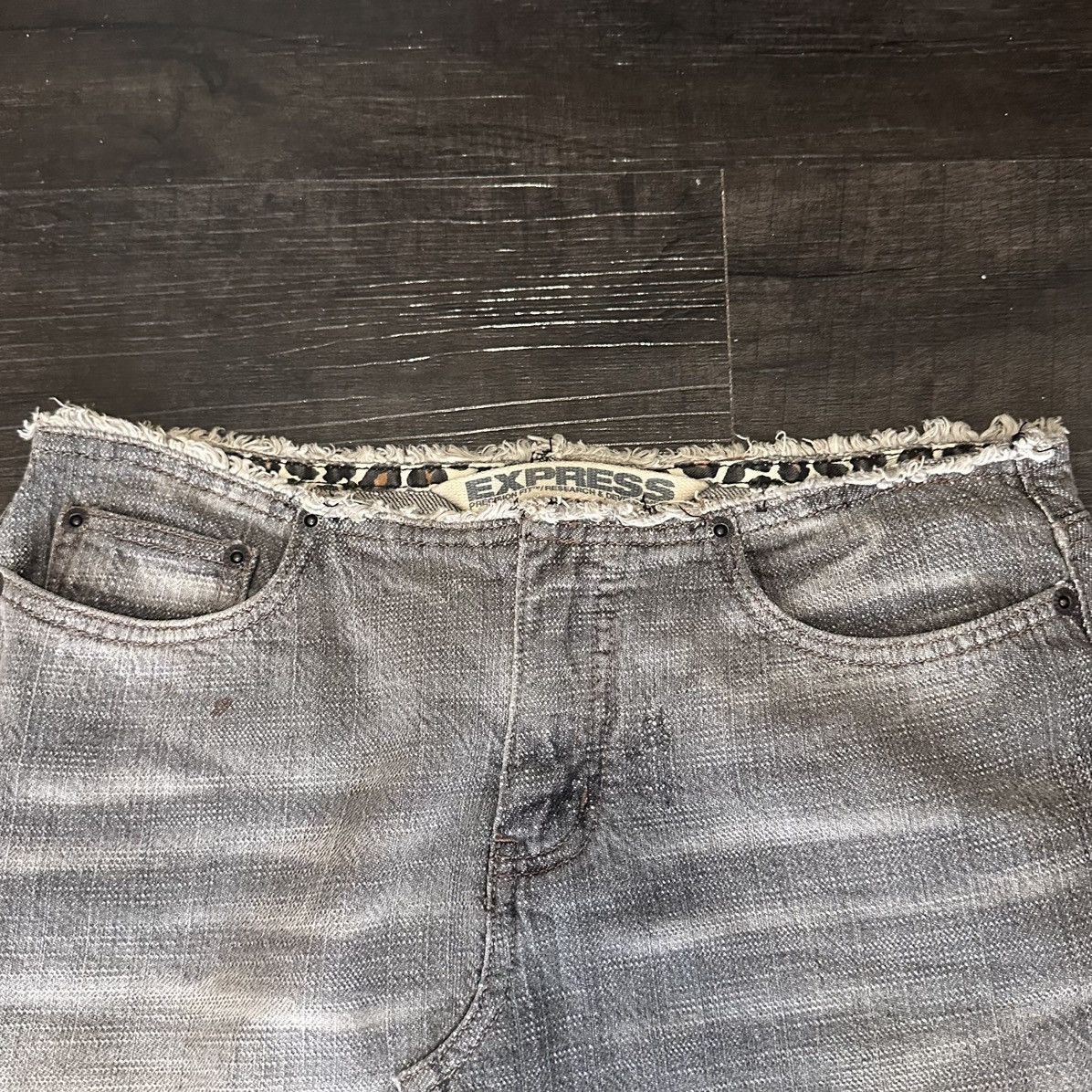 Express Y2K Express Grey Low Rise Denim Mini Skirt Cheetah Size 5/6 Size 28" / US 6 / IT 42 - 4 Thumbnail