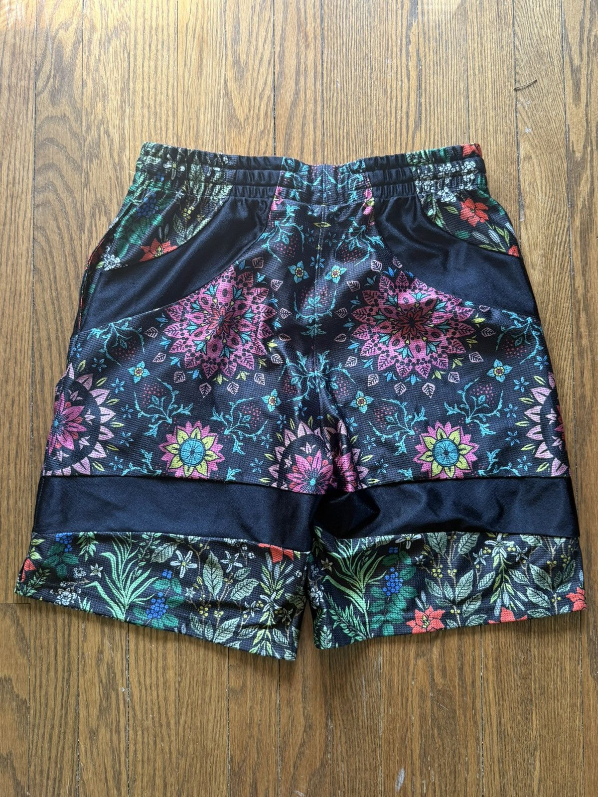Nike × Riccardo Tisci Nikelab x Riccardo Tisci Kaleidoscope Floral Shorts Size US 32 / EU 48 - 3 Thumbnail