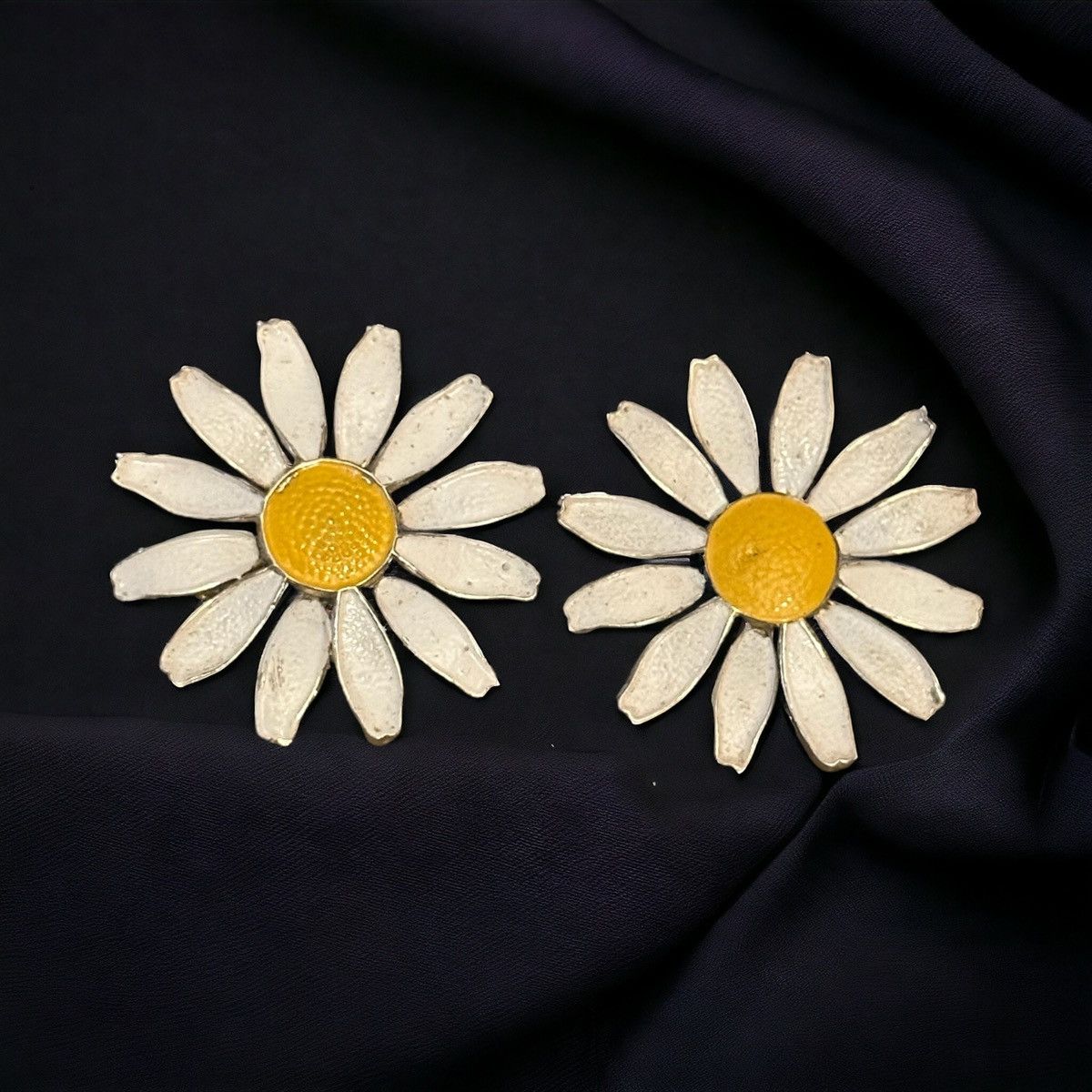 Vintage Vintage NYC Accessocraft Daisy screw back earrings Size ONE SIZE - 1 Thumbnail