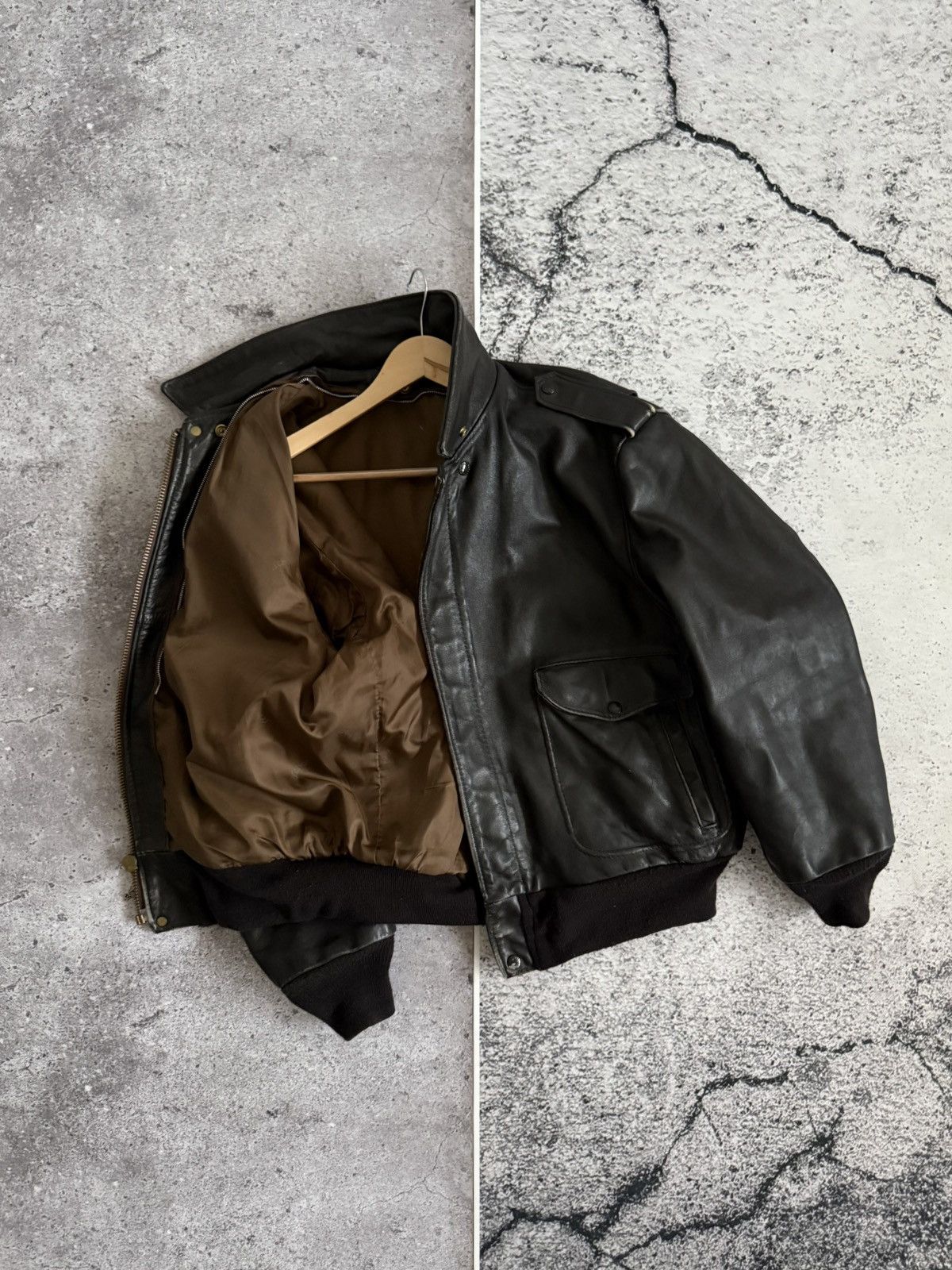 Schott Vintage Schott Black Heavyweight Leather A-2 Bomber Jacket Size US L / EU 52-54 / 3 - 1 Thumbnail