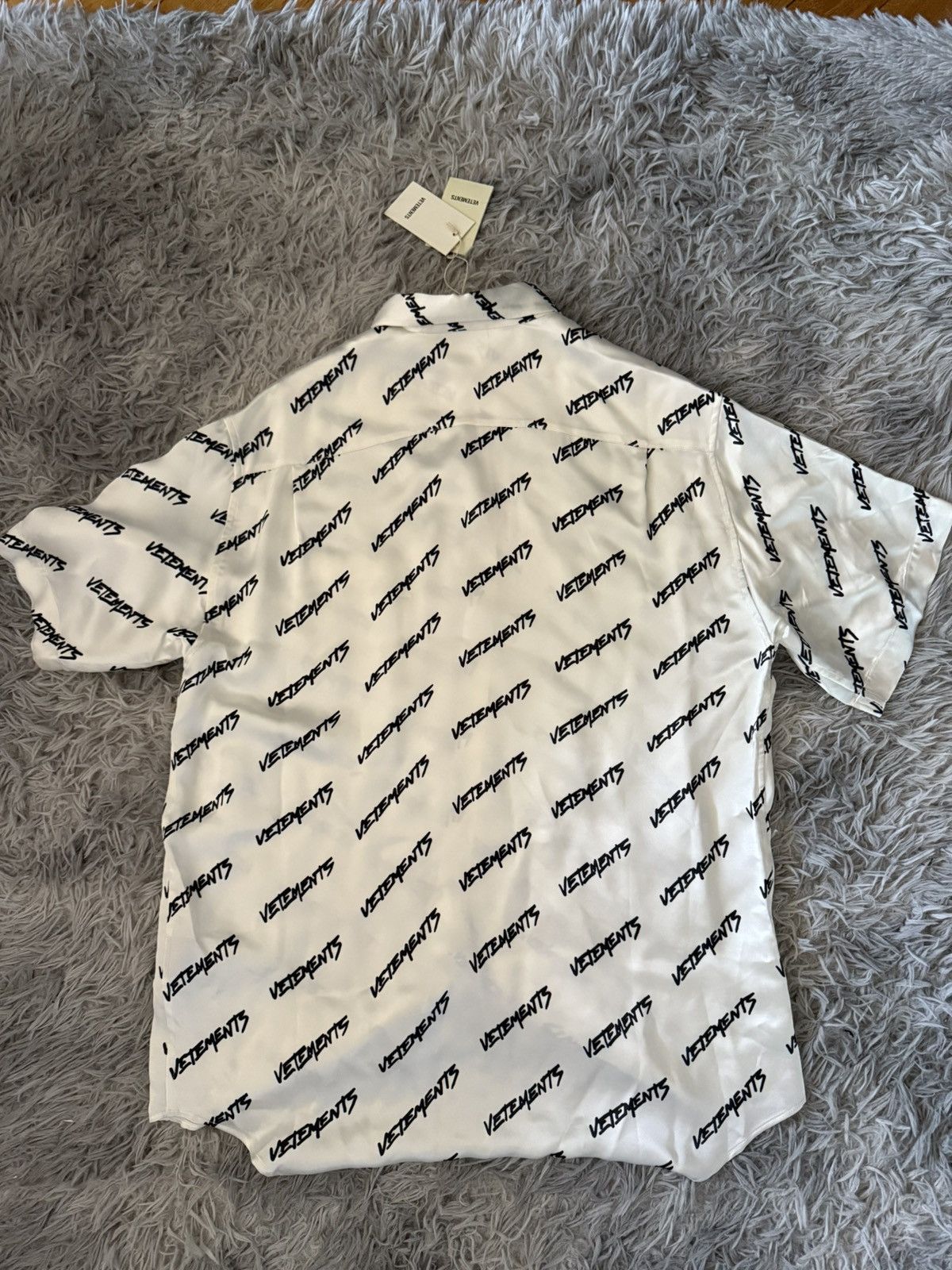 Vetements ✦ all over printed silk shirt Size US XS / EU 42 / 0 - 7 Thumbnail