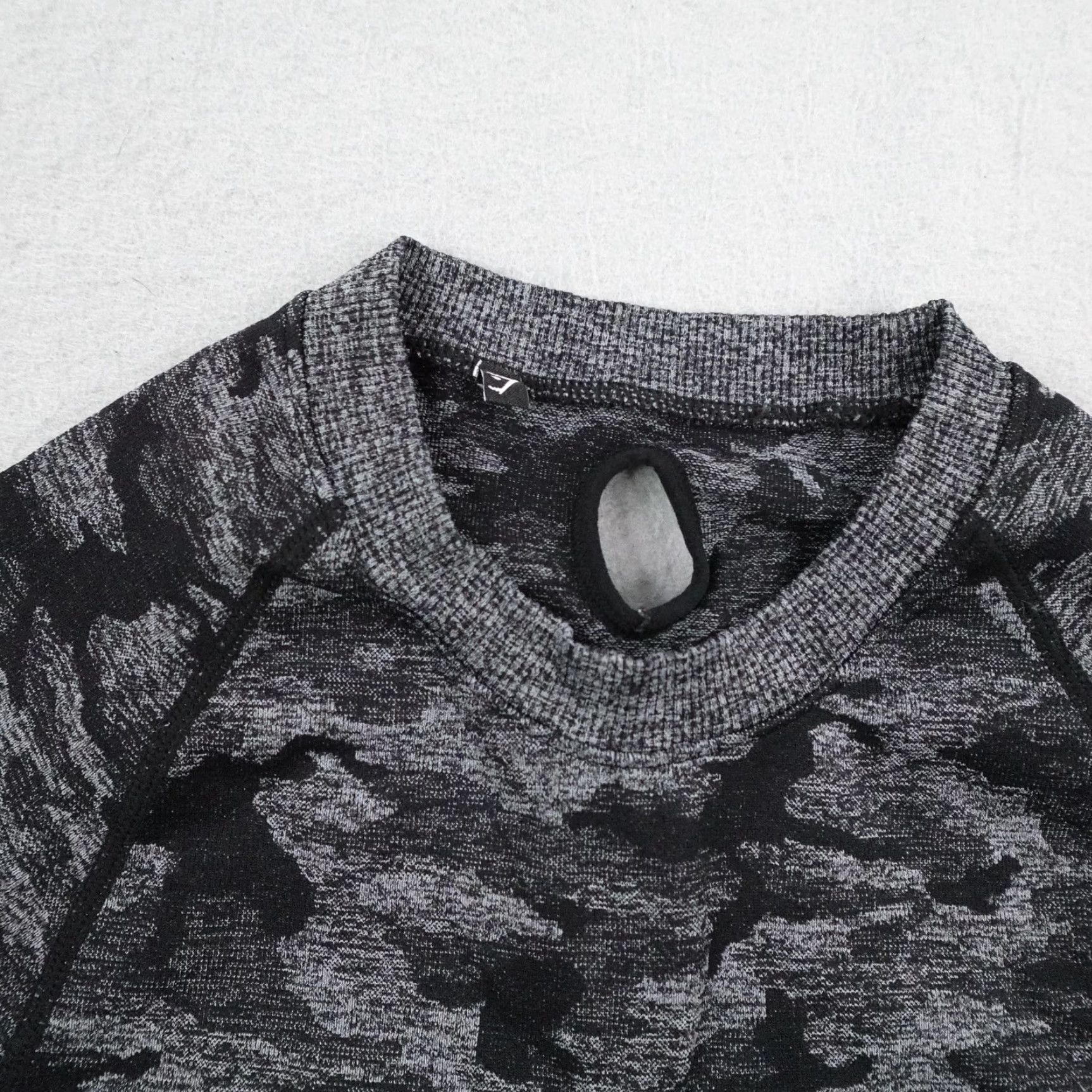 Gymshark Gymshark Shirt Womens L Gray Camo Seamless Long Sleeve Crop Top Athletic Size L / US 10 / IT 46 - 2 Thumbnail