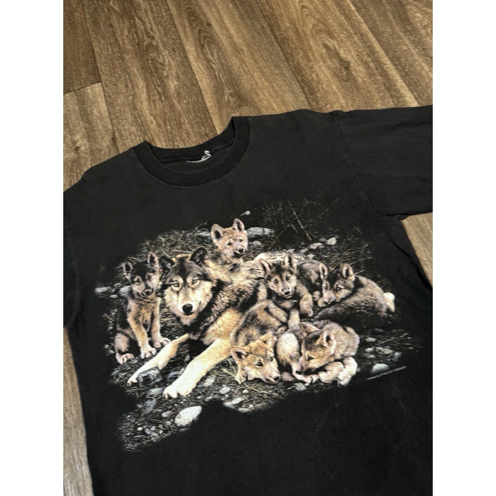 Vintage VINTAGE Husky Wolf Pups Animal Nature Earth Black T-Shirt Men L Black Nature 90s? Size US L / EU 52-54 / 3 - 2 Thumbnail