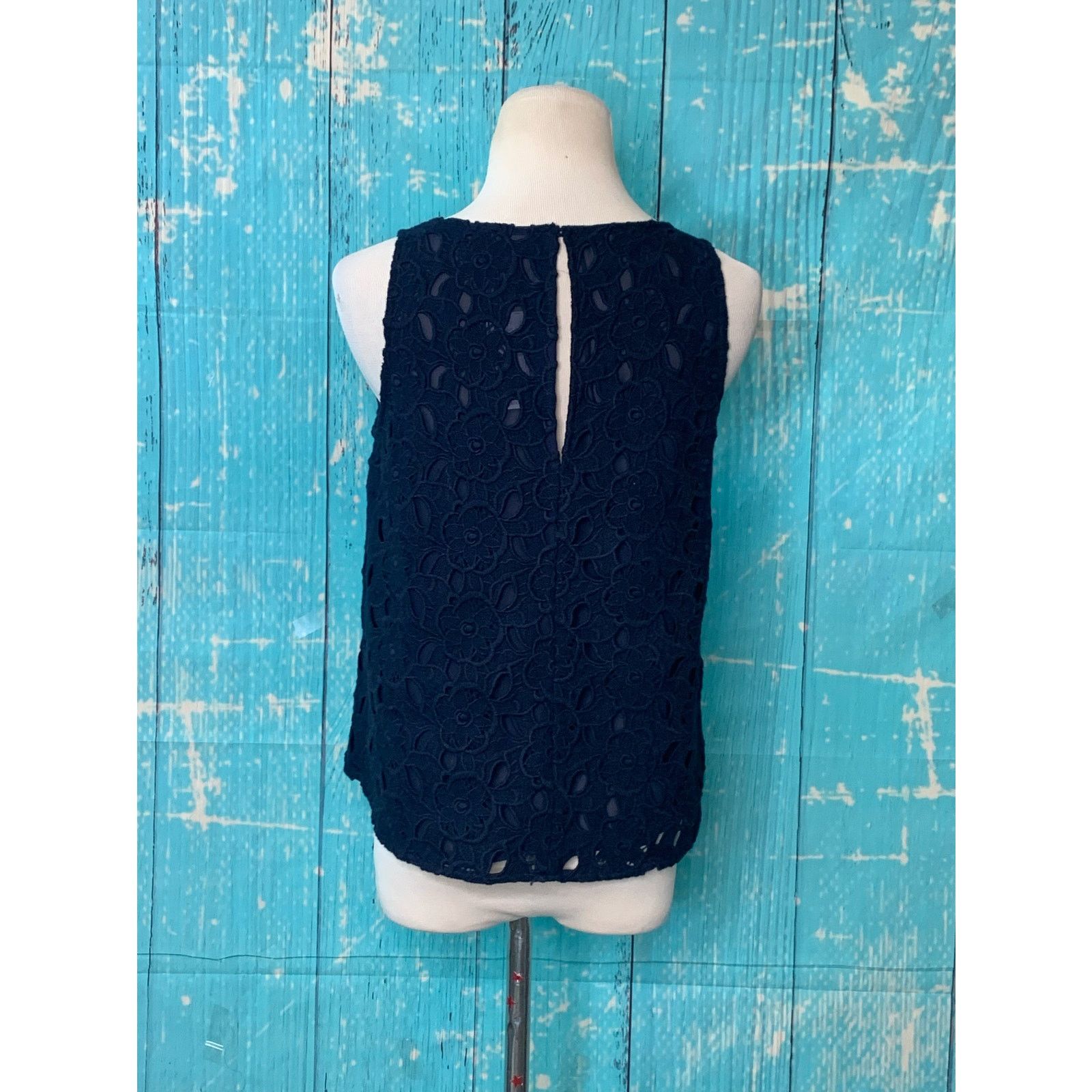 Ann Taylor Ann Taylor blue eyelet sleeveless lined blouse size XS Size XS / US 0-2 / IT 36-38 - 2 Thumbnail