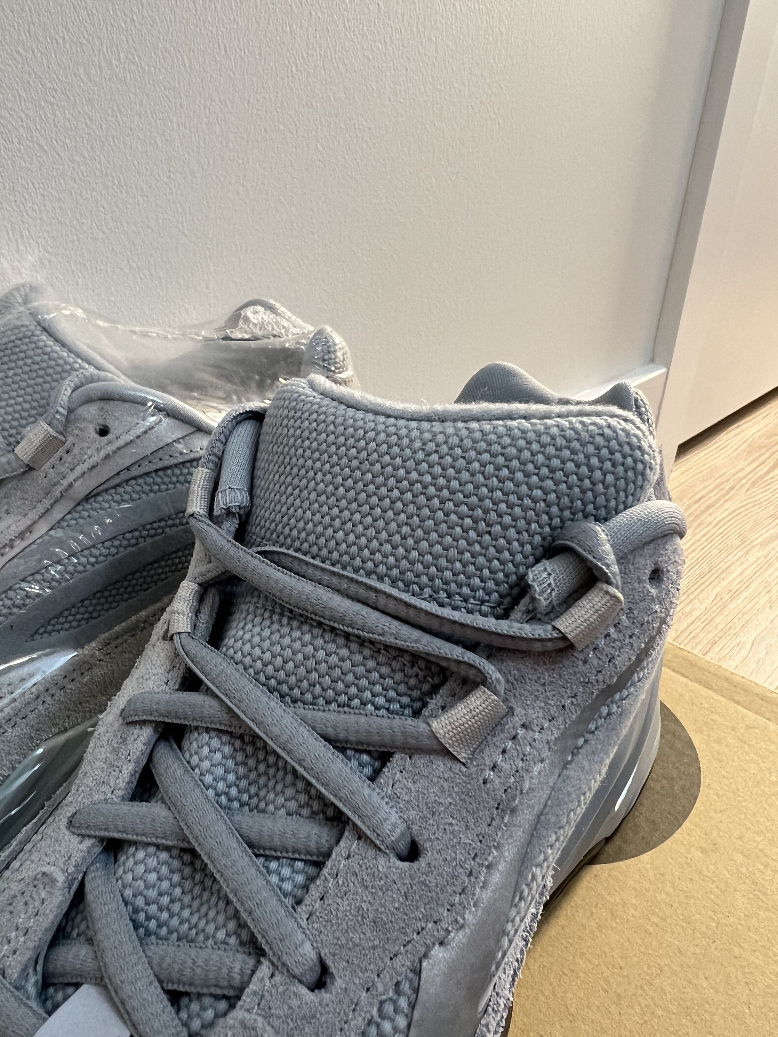 Adidas YEEZY 700 HOSPITAL BLUE Size US 10.5 / EU 43-44 - 4 Thumbnail