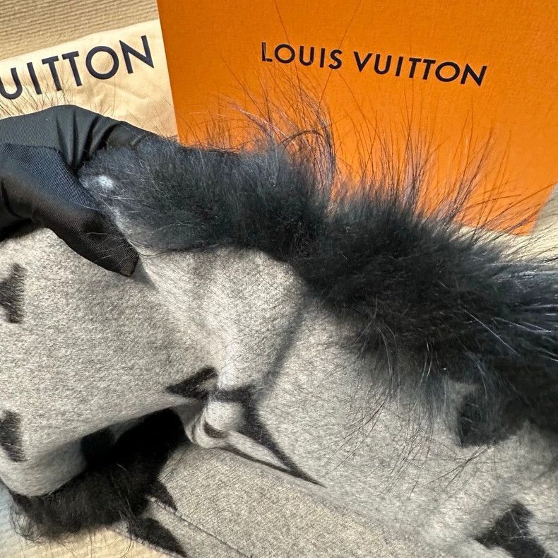 Louis Vuitton New LV Cashmere Fox Fur Scarf Shawl-2506 Size ONE SIZE - 4 Thumbnail