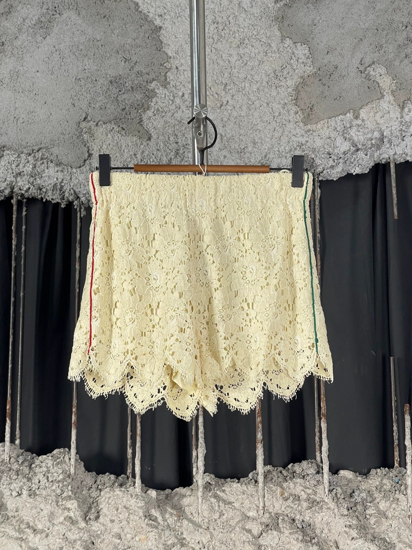 Gucci Gucci Women's Lace Shorts Size 36 Size 25" / US 0 / IT 36 - 1 Thumbnail