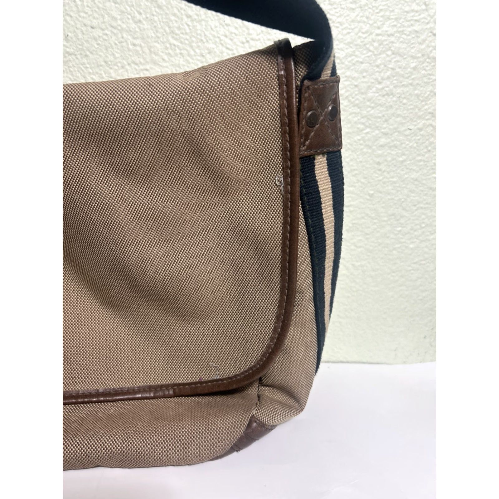 Gap VINTAGE Gap Messenger Bag Beige Polyester Faux Leather Womens 15x10x6 Stains Size ONE SIZE - 7 Thumbnail