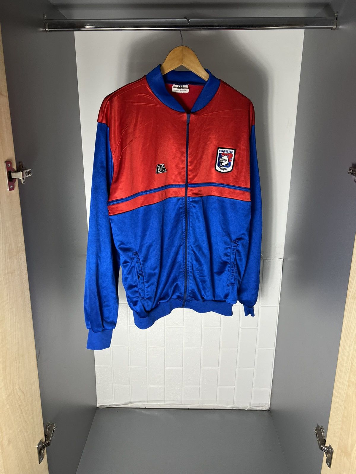 Canterbury of New Zealand VINTAGE NEW CASTLE KNIGHTS NRL AUSTRALIA RUGBY JERSEY 90s Size US M / EU 48-50 / 2 - 3 Thumbnail