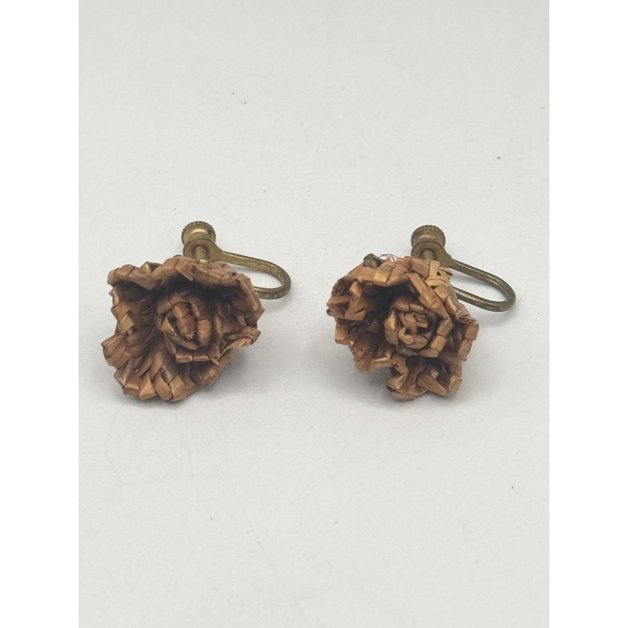 Vintage Vintage woven flower screw back earrings Size ONE SIZE - 1 Thumbnail