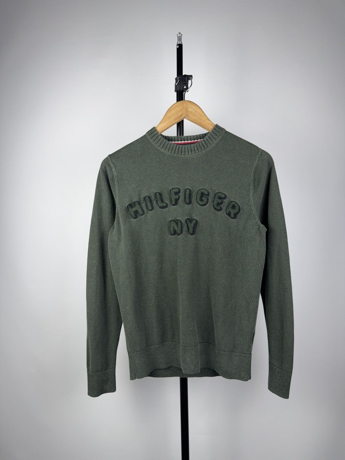 Tommy Hilfiger × Vintage Vintage washed faded Tommy Hilfiger Big Logo Sweater Size US XS / EU 42 / 0 - 1 Thumbnail