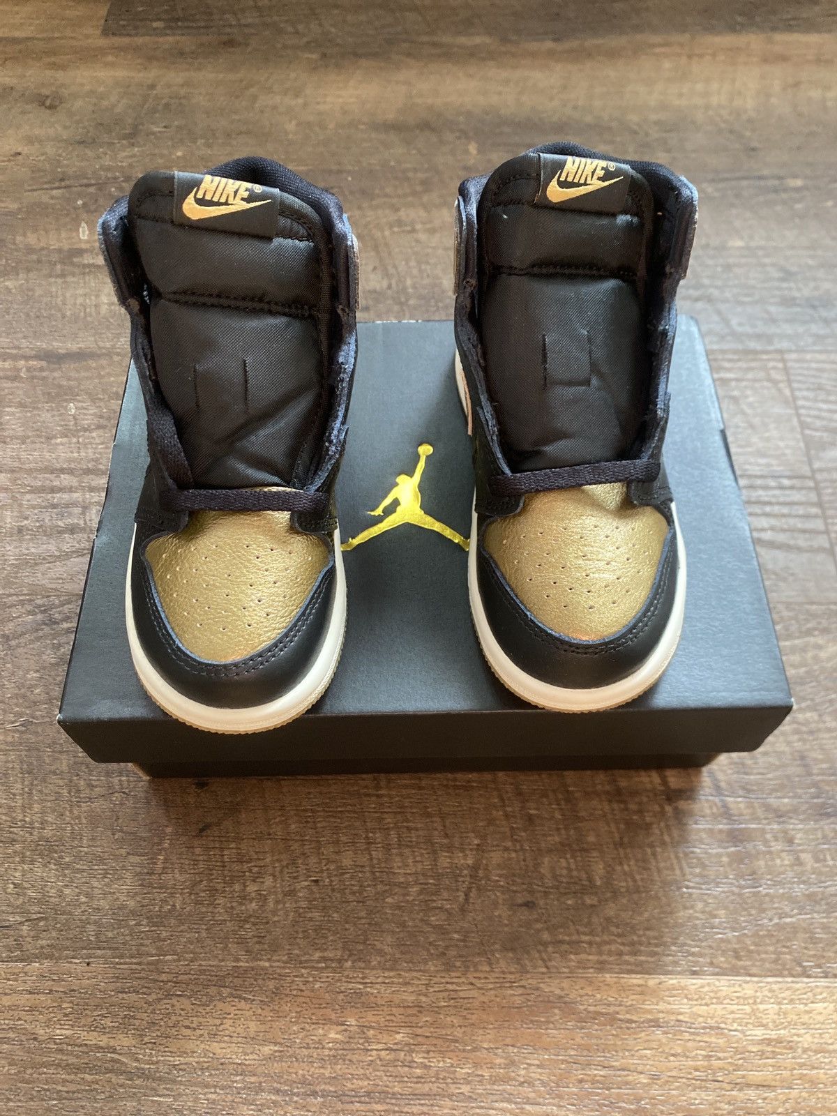 Jordan Brand × Nike Jordan 1 Black/Metallic Gold-Sail Size US 9 / EU 42 - 2 Thumbnail