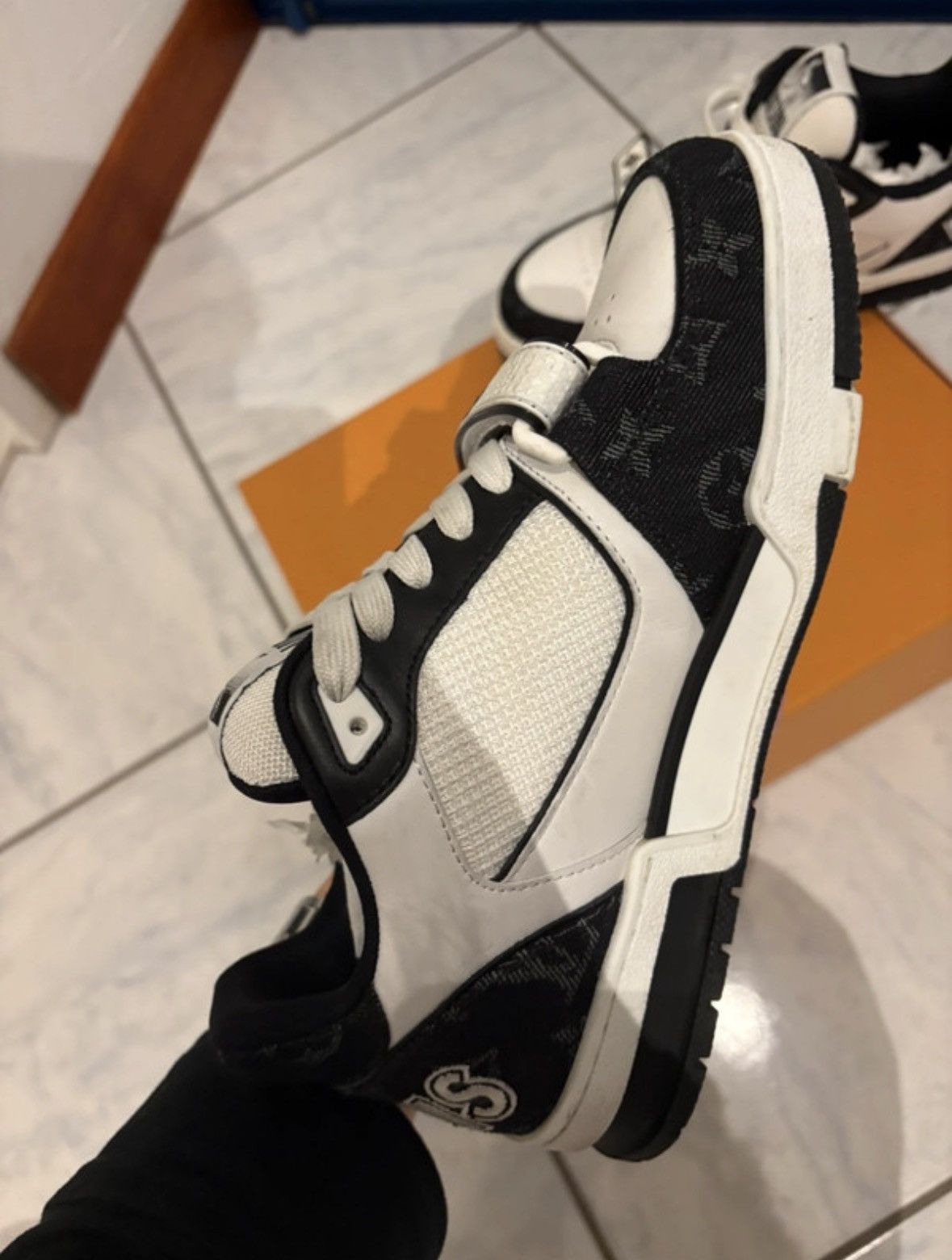 Louis Vuitton Louis Vuitton lv Trainer virgil abloh noir blanc taille 39 Size US 8 / IT 38 - 3 Thumbnail