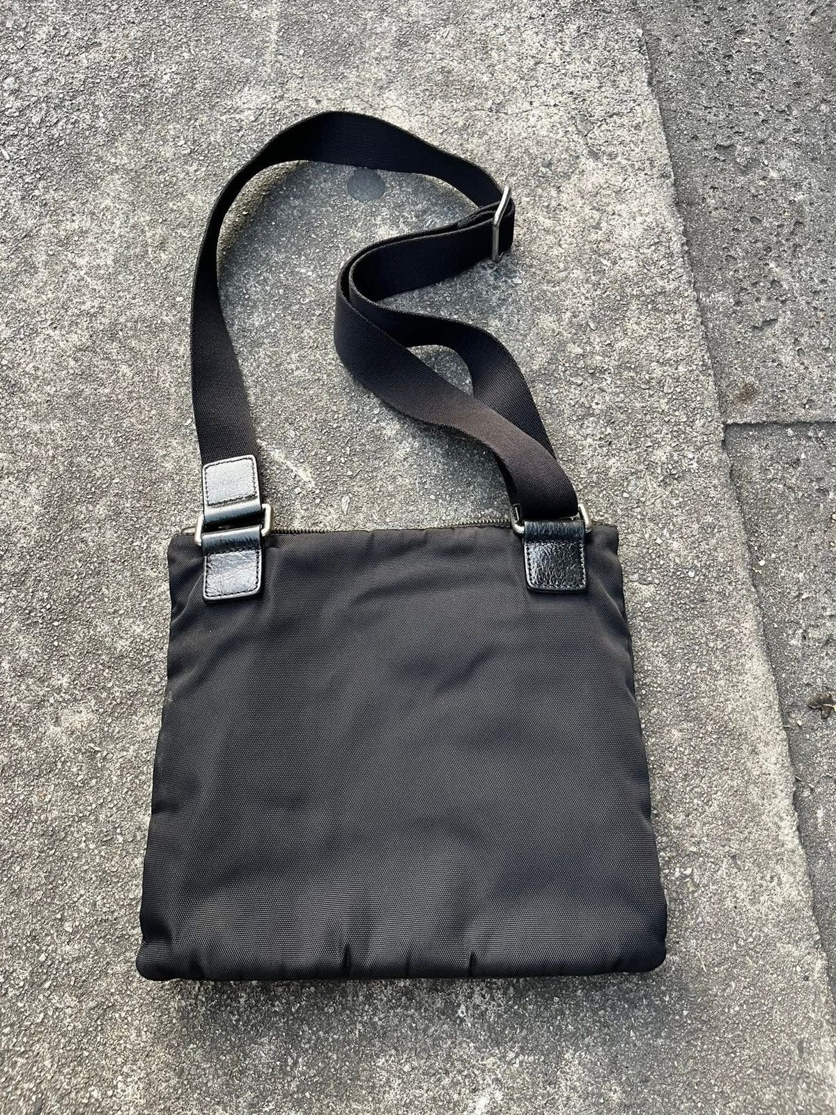 Dolce & Gabbana 2000s Dolce & Gabbana Alan Zip Leather Shoulder Bag Size ONE SIZE - 6 Thumbnail