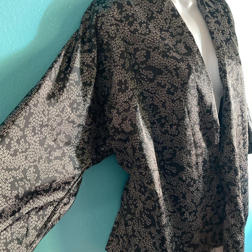 Vintage Vintage LeVoy’s Casual Kimono Style Half Sleeve Top White Floral on Black Size ONE SIZE - 3 Thumbnail