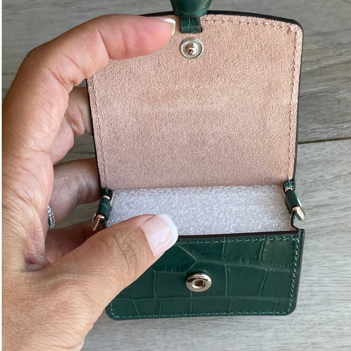 Kate Spade Kate Spade knott croc embossed leather airpods pro case Size ONE SIZE - 8 Thumbnail
