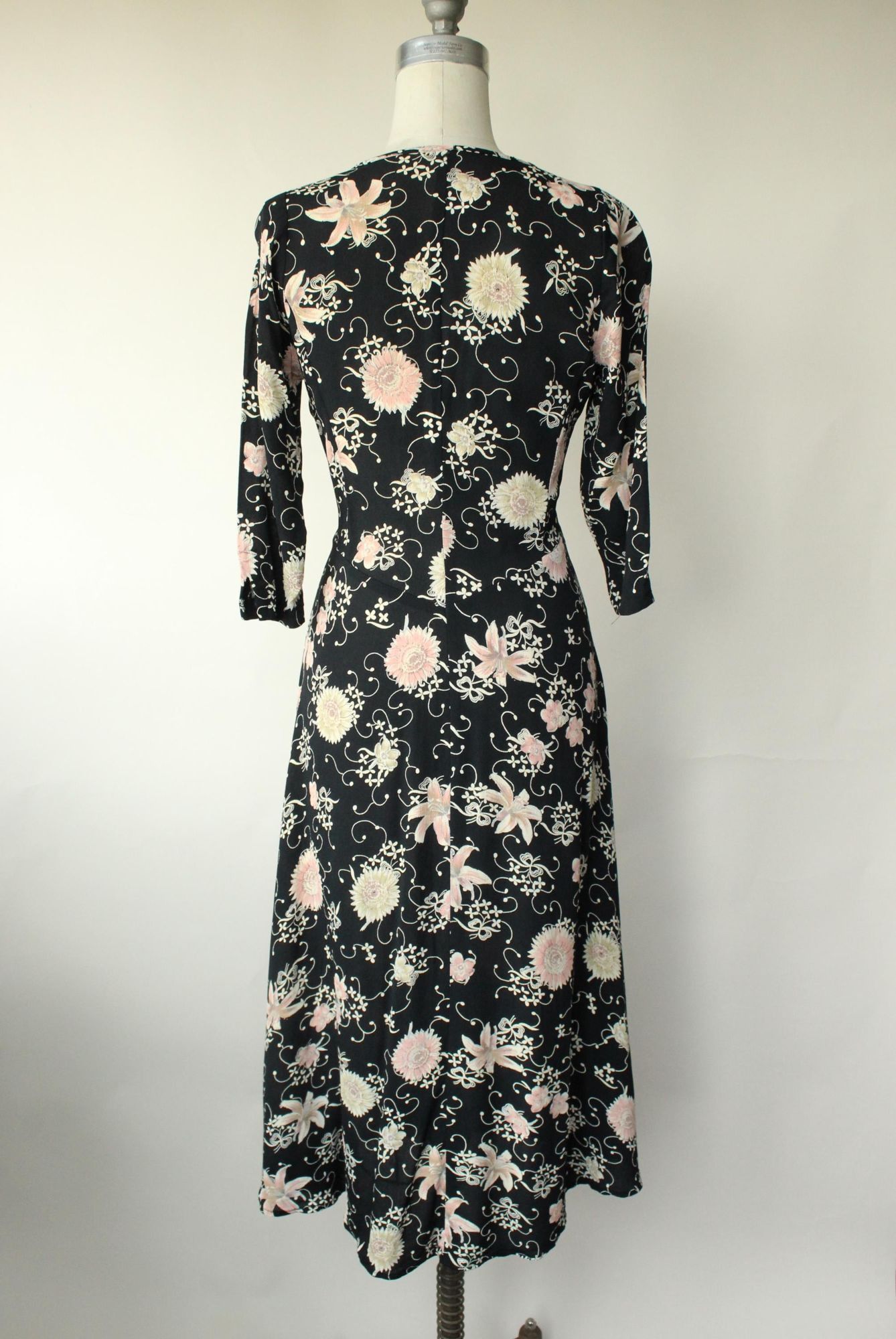 Vintage Vintage 1980's 1990s Dress, Zoe Black Floral Print Rayon Fro Size S / US 4 / IT 40 - 8 Thumbnail