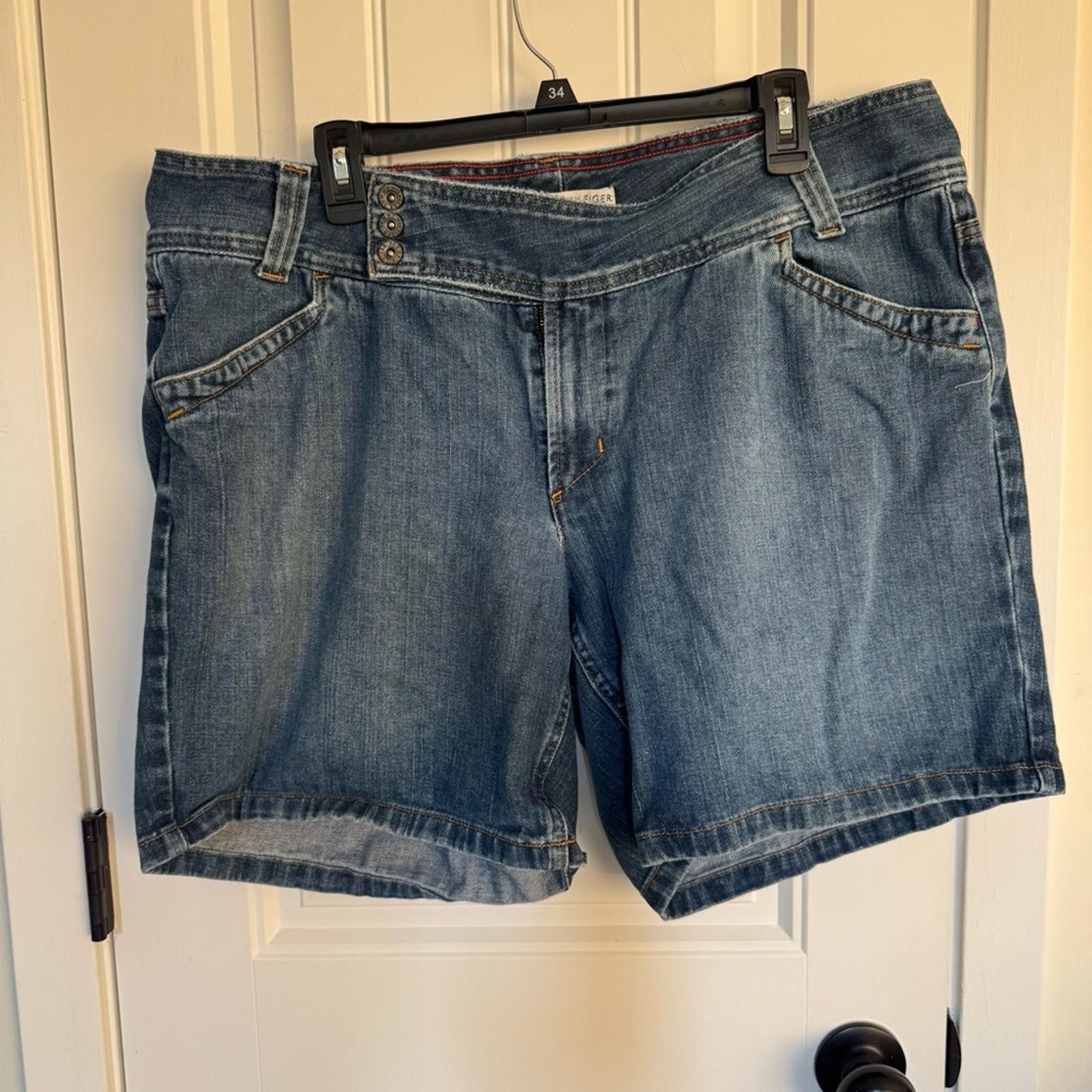 Tommy Hilfiger VTG Tommy Hilfiger 18 Denim with Red and Gold Accents- 2005 Size 40" / US 18 - 1 Thumbnail