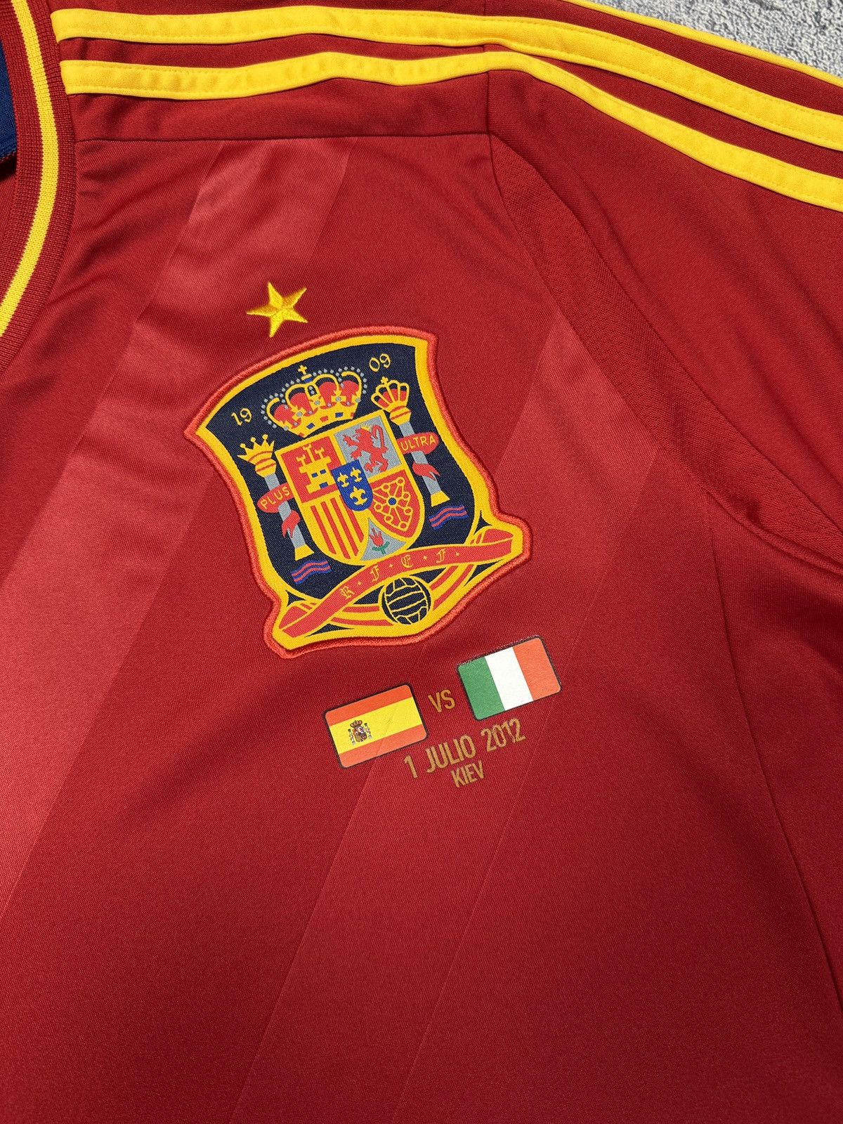 Adidas VINTAGE ADIDAS SPAIN EURO 2012 FOOTBALL SOCCER HOME JERSEY Size US L / EU 52-54 / 3 - 7 Thumbnail