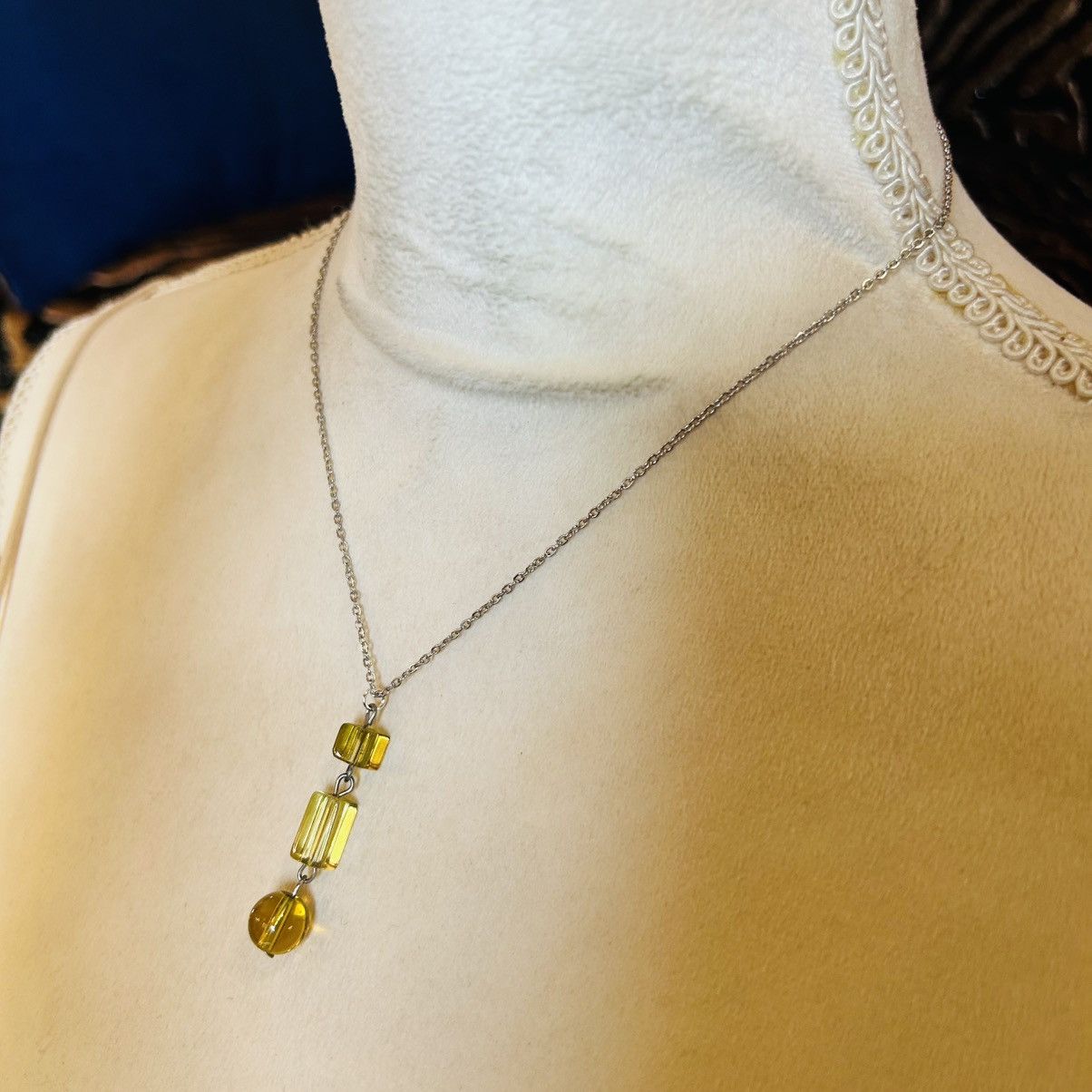 Handmade Handcrafted vintage golden lucite beaded drop necklace Size ONE SIZE - 3 Thumbnail