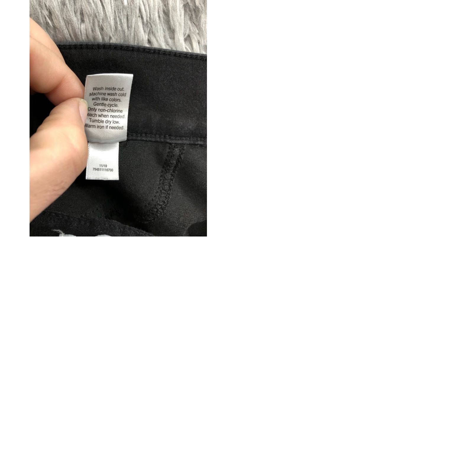 Vintage **Womens Mid Rise Black Pull On Capri Pants Size 4** User: **Sonoma Mid Rise Black Pull-On Capri Pants Size 4** Size 27" / US 4 / IT 40 - 9 Thumbnail