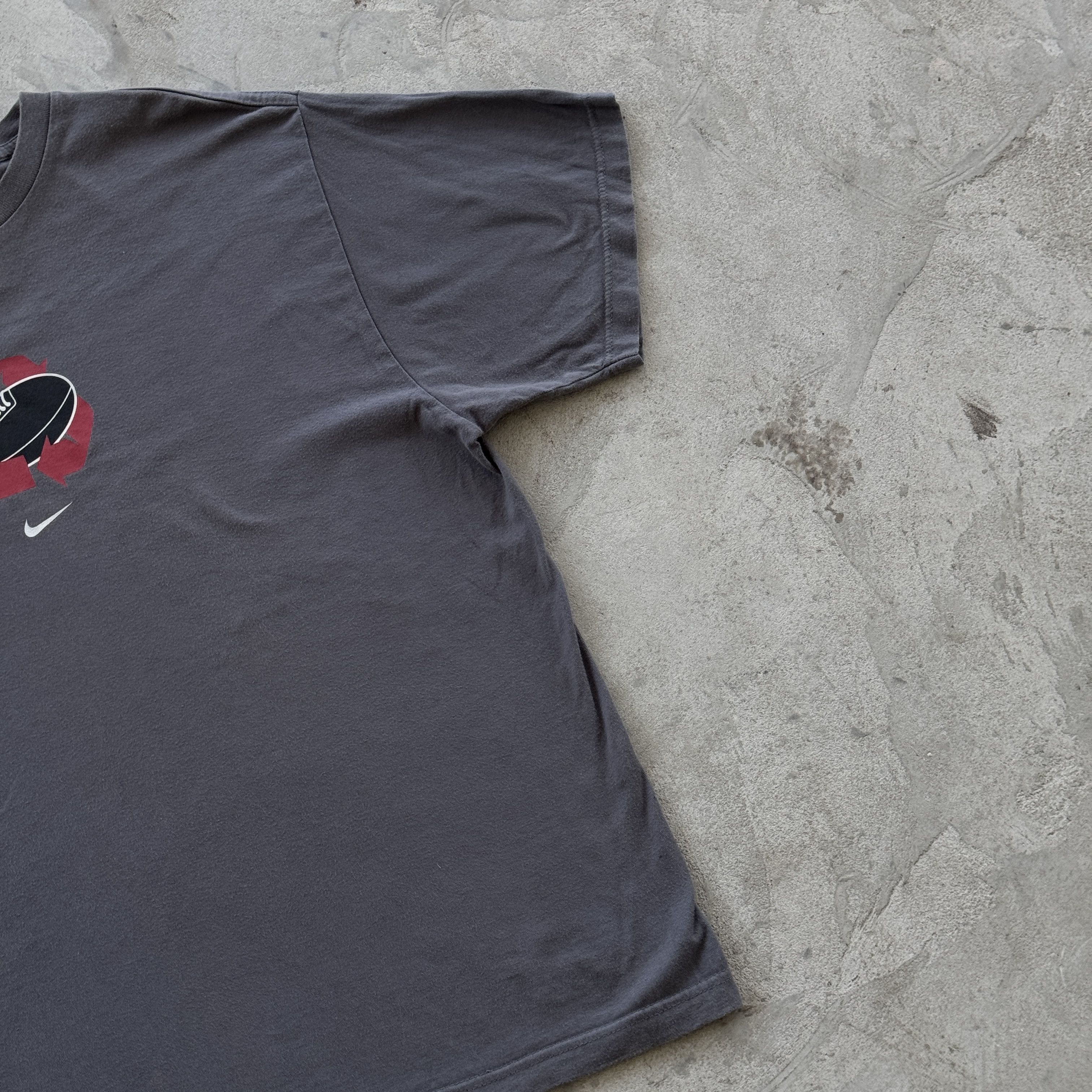Nike Vintage Nike Grey T-Shirt Graphic Rugby Ball Swoosh Size L Size US L / EU 52-54 / 3 - 2 Thumbnail