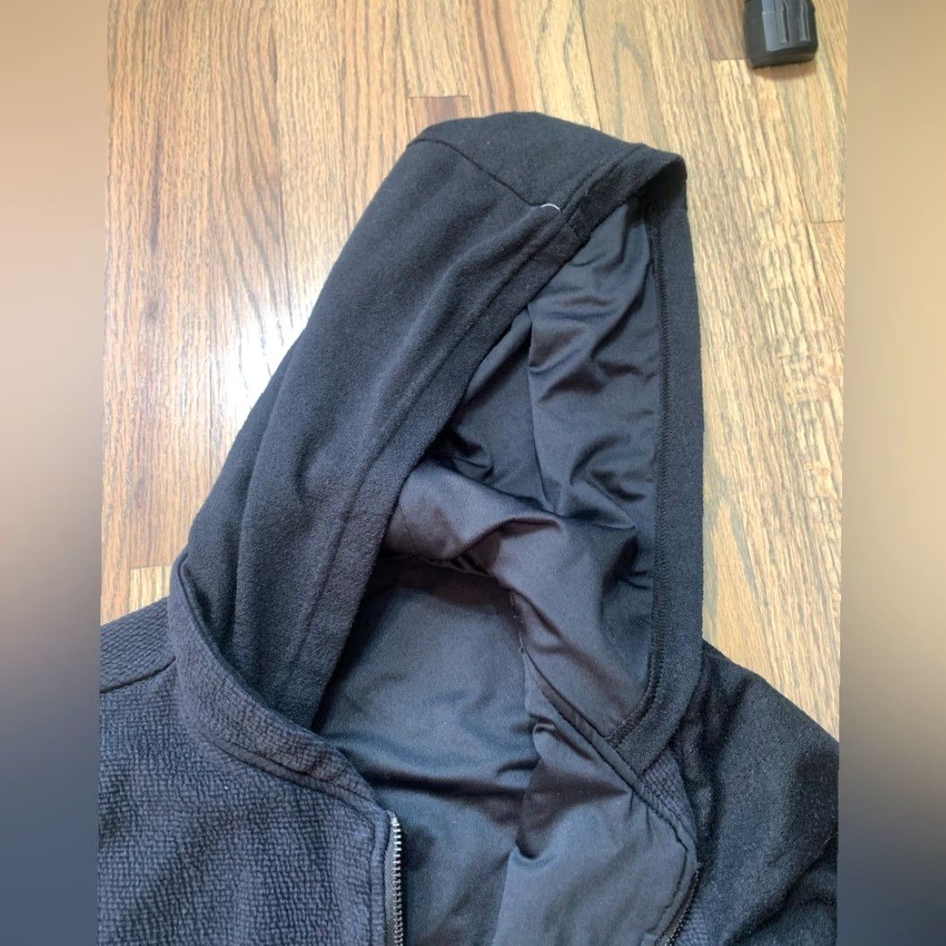 Gymshark **Gymshark Women's Black Cropped Zip Up Hoodie** User: **Gymshark Women's Black Cropped Zip-Up Hoodie** Size M / US 6-8 / IT 42-44 - 3 Thumbnail