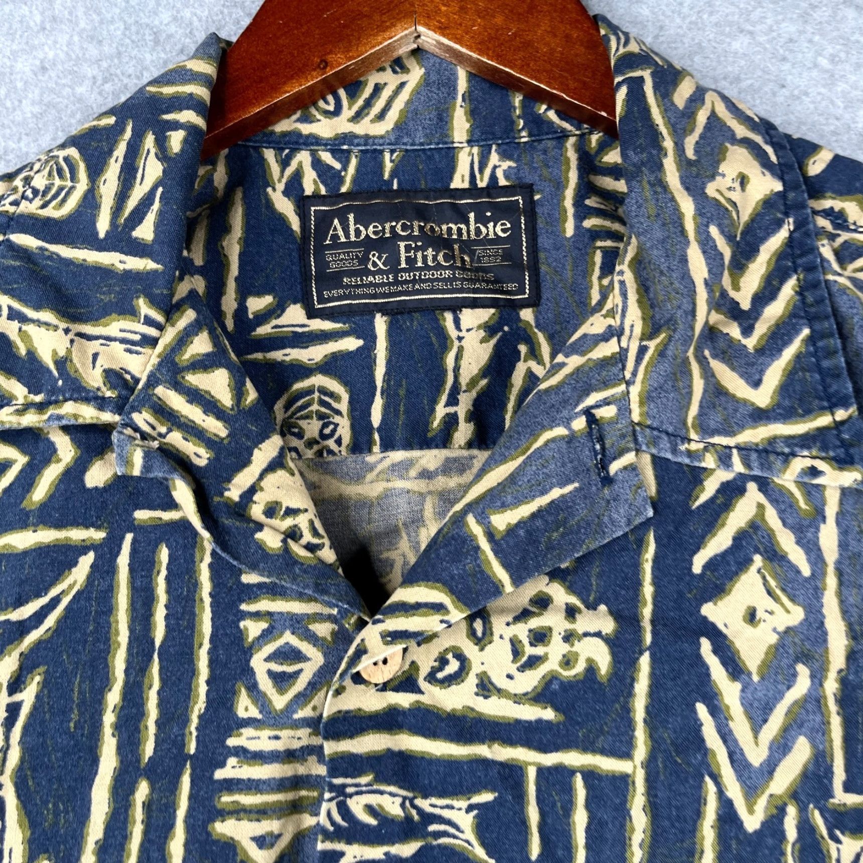 Abercrombie & Fitch Abercrombie & Fitch Tribal Print Shirt XL Navy Short Sleeve Button-Up Mens Size US XL / EU 56 / 4 - 3 Thumbnail
