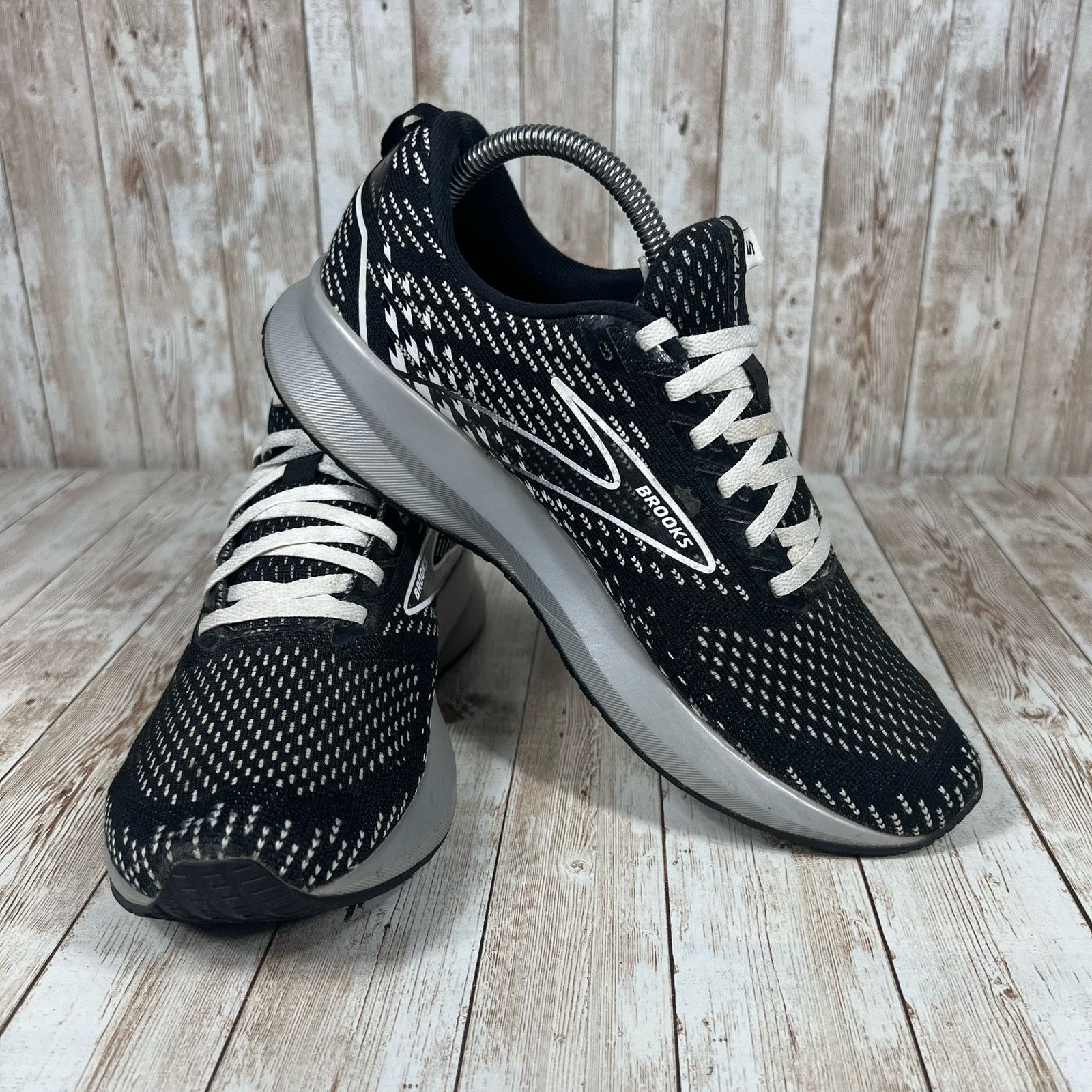 Brooks Brooks levitate 5 black white Womens 9.5 runners Size US 9.5 / IT 39.5 - 7 Thumbnail
