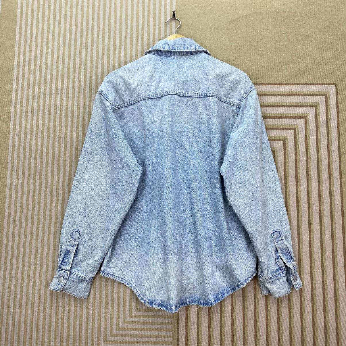 Zara 🫶 Zara long-sleeve Button Up light wash denim shirt Jacket Size M / US 6-8 / IT 42-44 - 2 Thumbnail