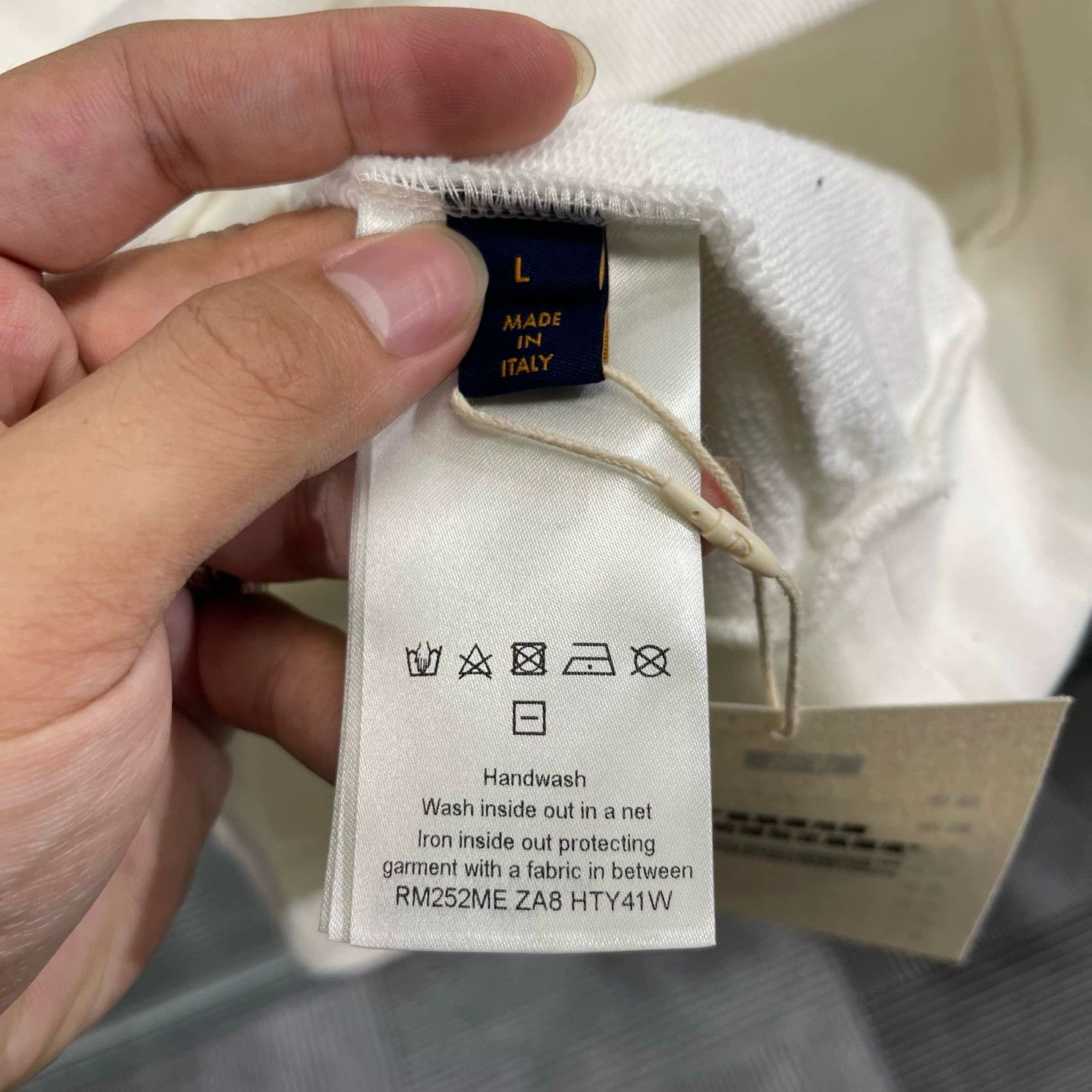 Louis Vuitton LV 25ss White Embossed Logo Hoodie L New Bestseller Size US L / EU 52-54 / 3 - 5 Thumbnail