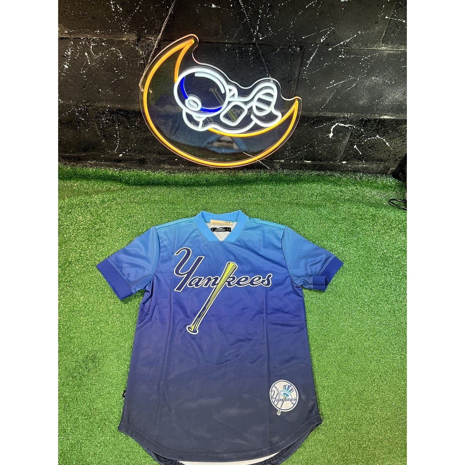 Pro Standard New York Yankees Pro Standard MLB Pullover Shirt Mens Size S Size US S / EU 44-46 / 1 - 1 Thumbnail