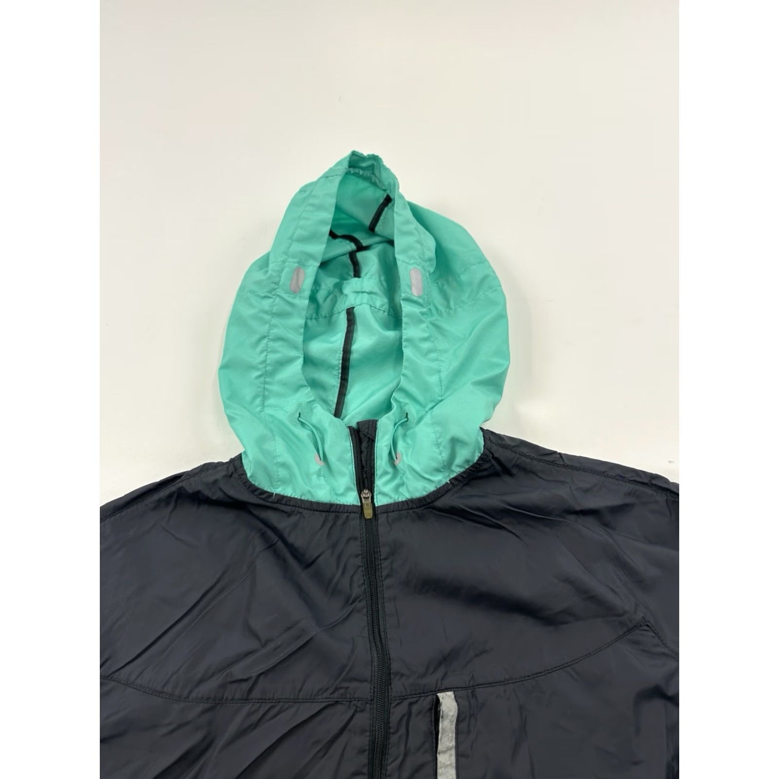 Nike NIKE Women's Small Black Lightweight Hooded Windbreaker Jacket for Running & Cross Training Size S / US 4 / IT 40 - 3 Thumbnail