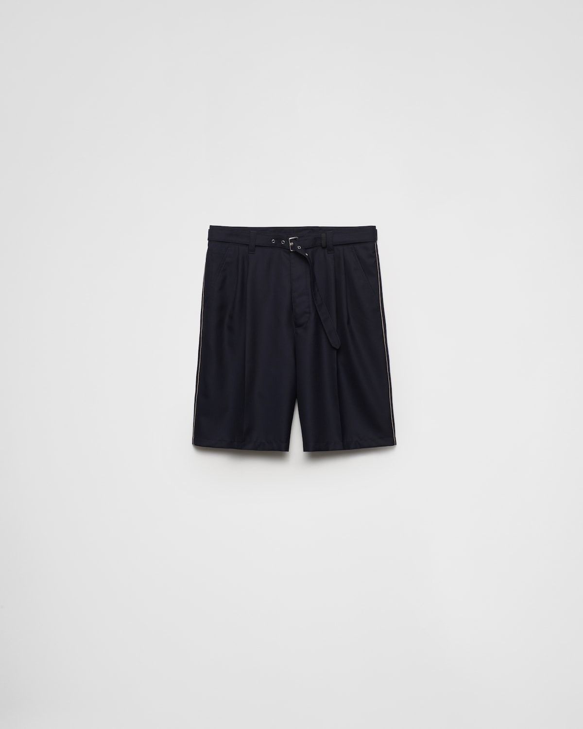 Prada oc11z0625 Shorts in Navy Size US 32 / EU 48 - 1 Thumbnail