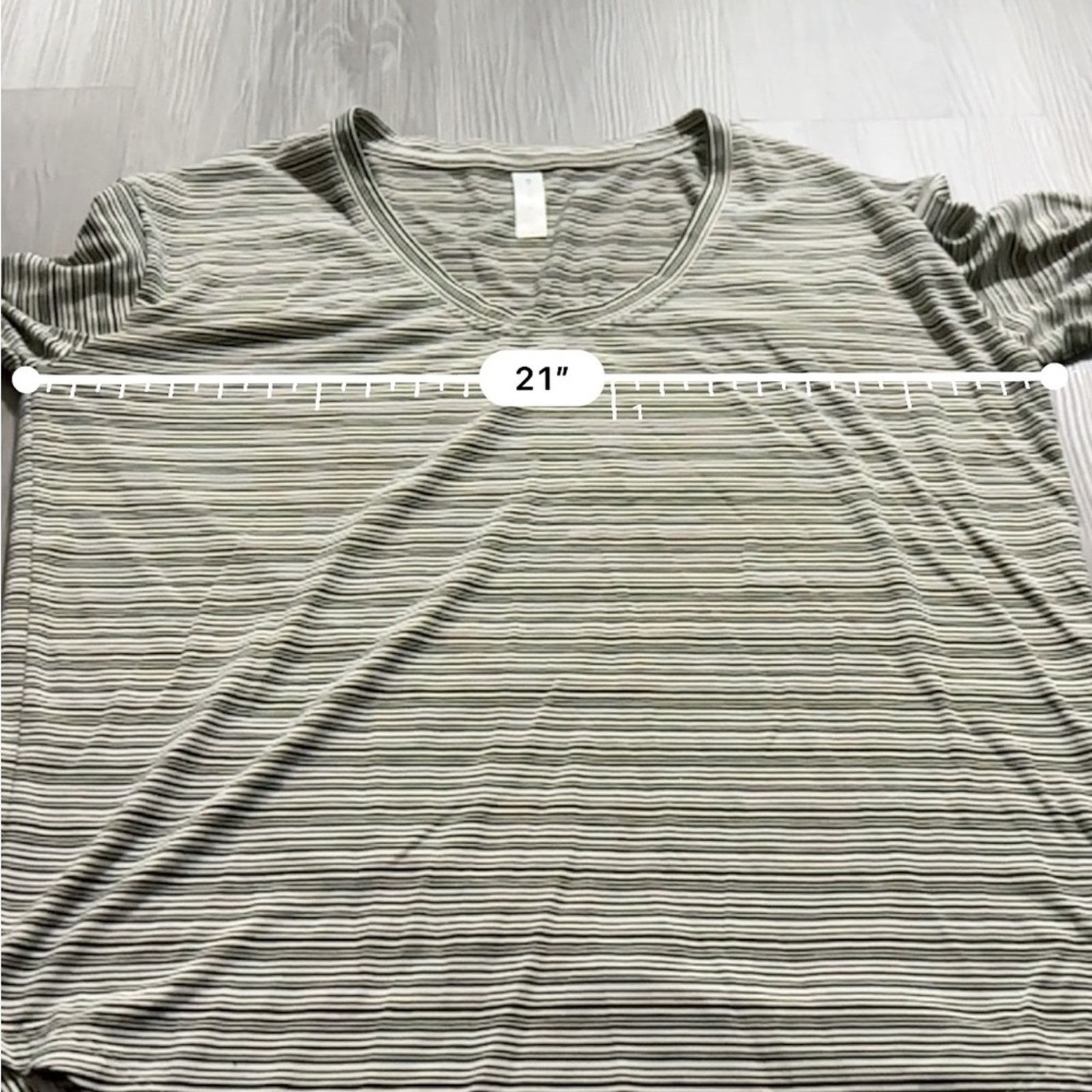 Athleta Athleta Cloudlight Gray & White Striped Long Sleeve Top Sz S Size S / US 4 / IT 40 - 9 Thumbnail