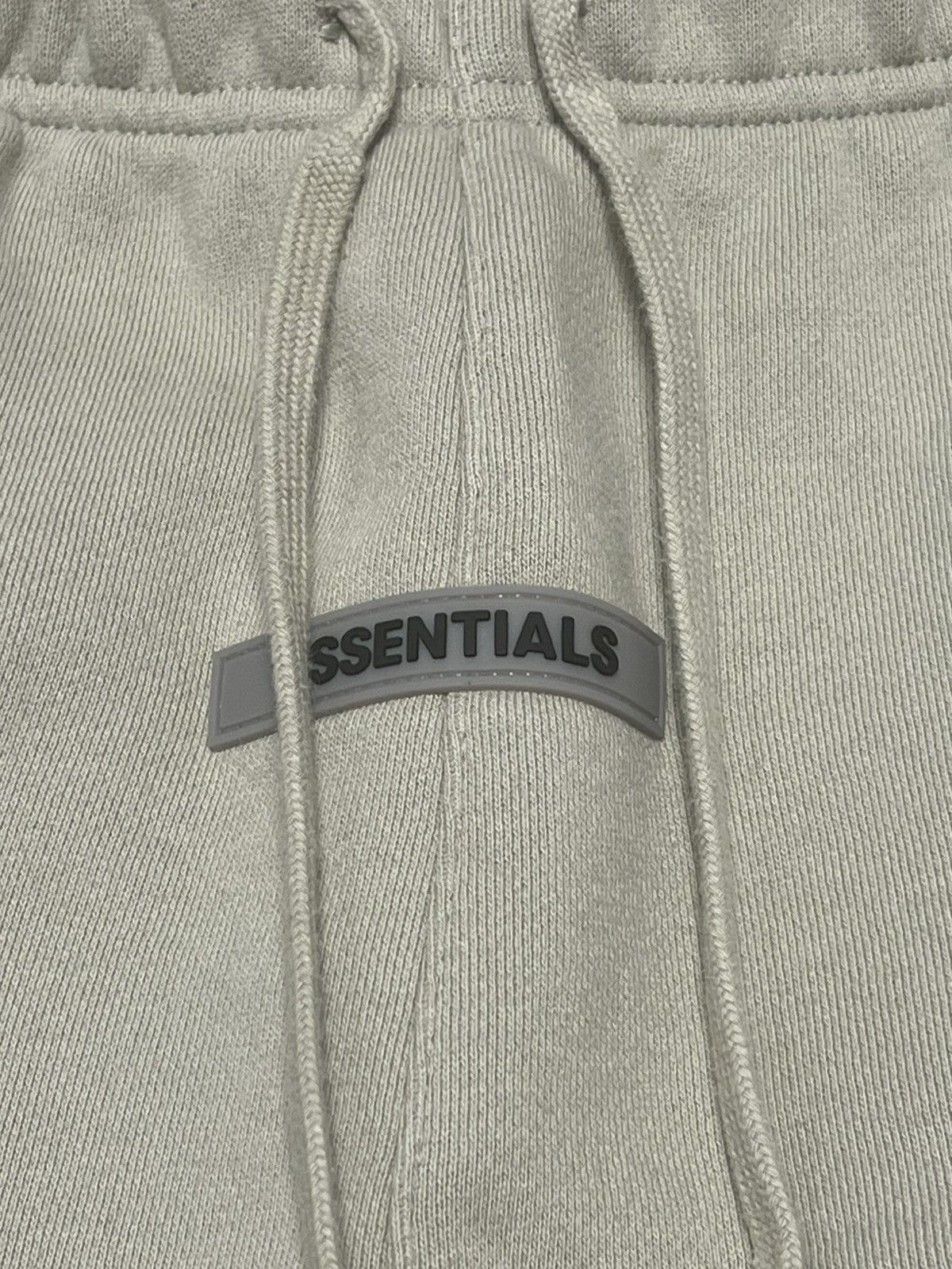 Essentials × Fear of God Fear of God Essentials Fleece Shorts Olive/Khaki Size L Size US 36 / EU 52 - 3 Thumbnail
