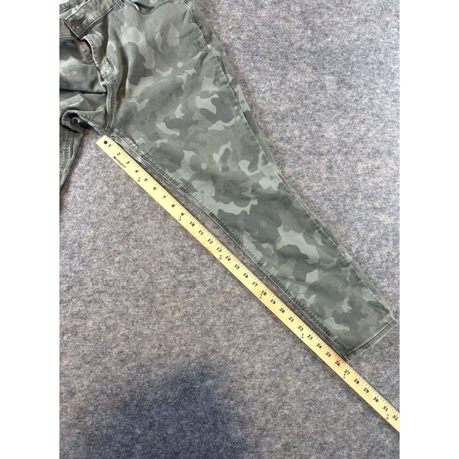 Old Navy Old Navy Women's Pixie High Rise Ankle Chino Camo Pants 18 Size 40" / US 18 - 3 Thumbnail