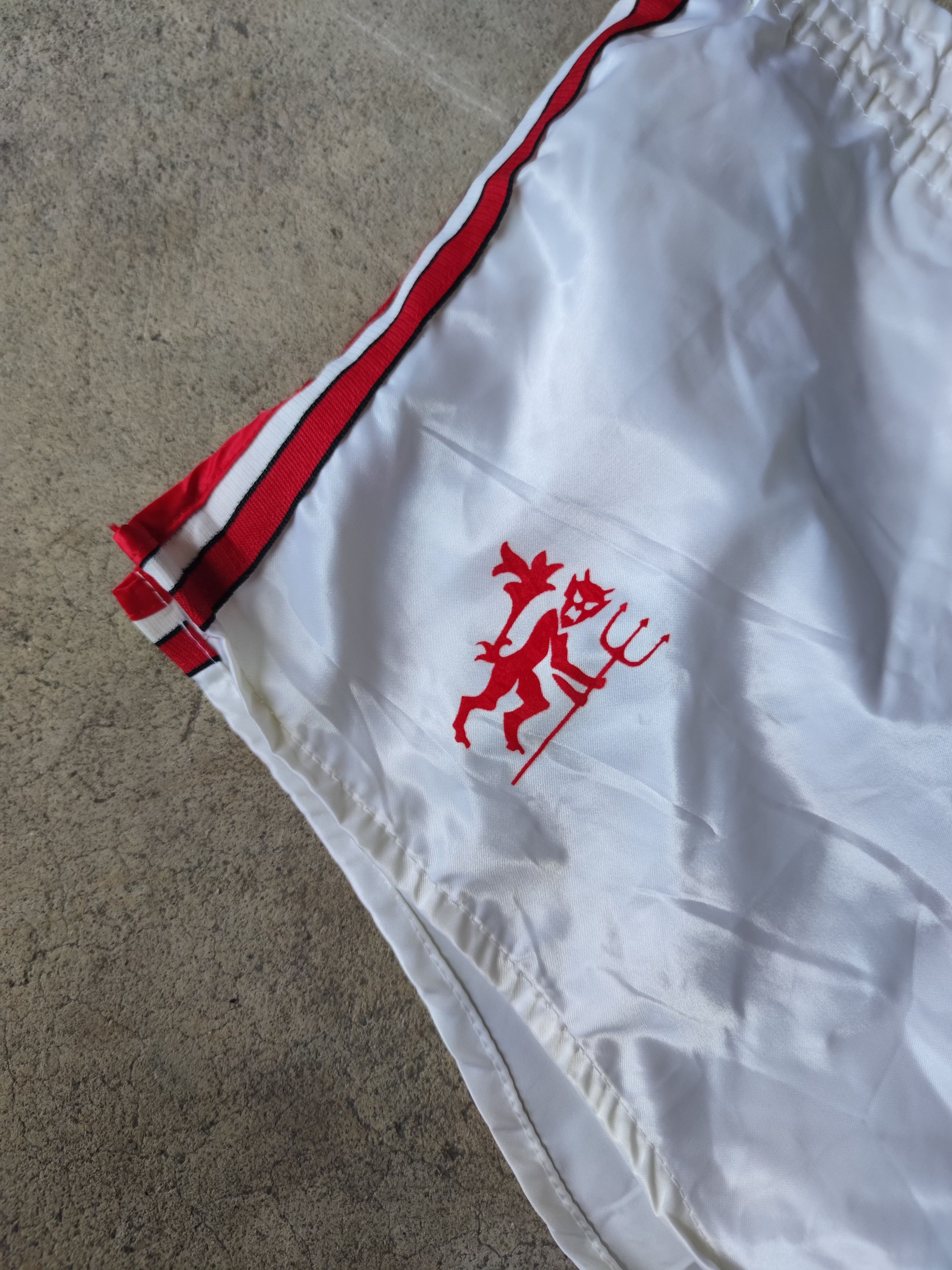 Adidas Vintage 86-88 Adidas Manchester United Home football shorts Size US 34 / EU 50 - 3 Thumbnail