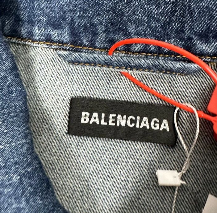Balenciaga Balenciaga Mastercard washed denim jacket2410-Nextarrow Size US S / EU 44-46 / 1 - 6 Thumbnail